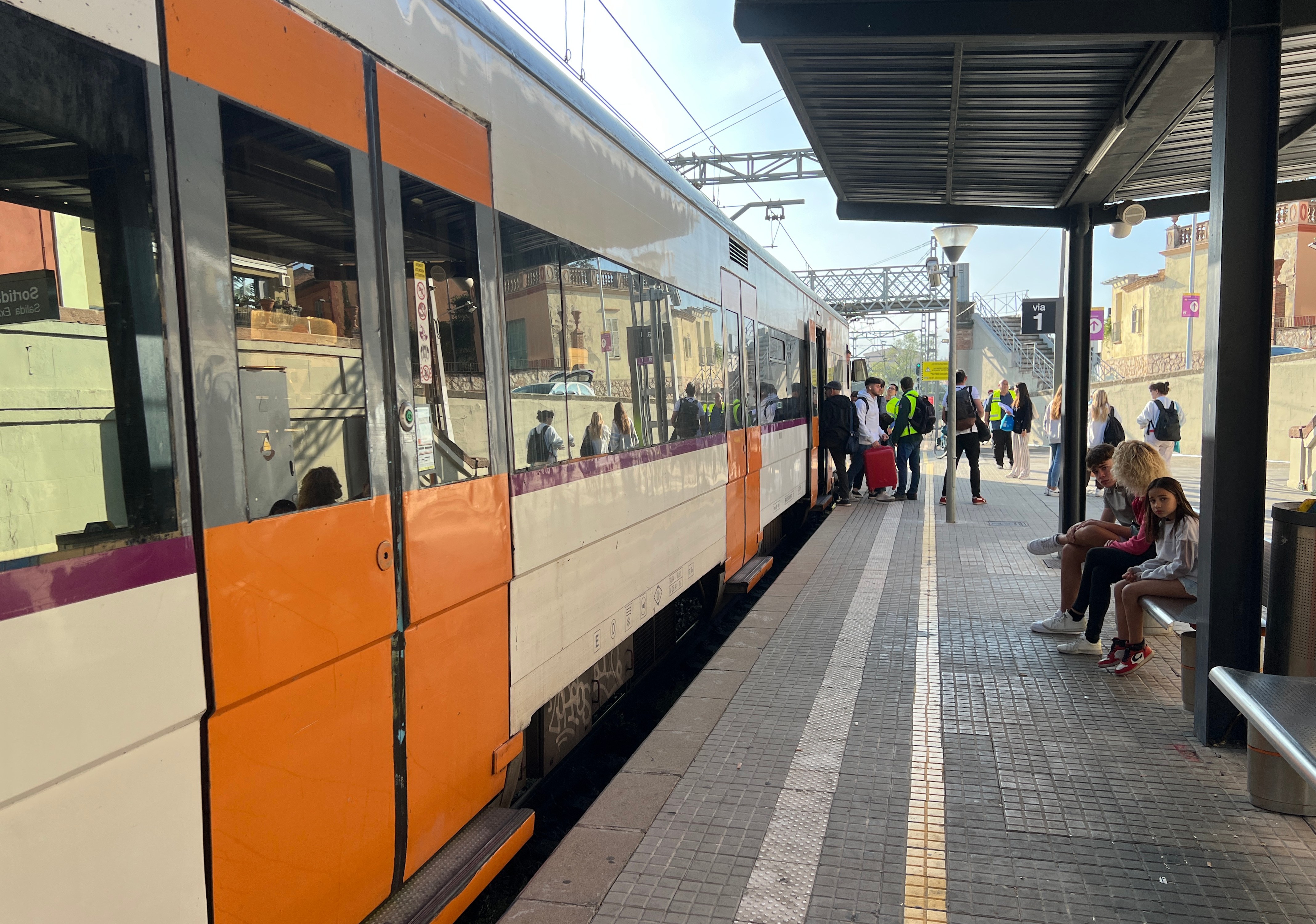 Interrumpida la R12 de Rodalies en Golmés por el choque de un tren con un coche