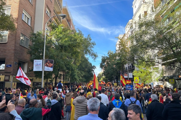 concentración en la calle ferraz contra amnistía después de la manifestación en plaza del sol