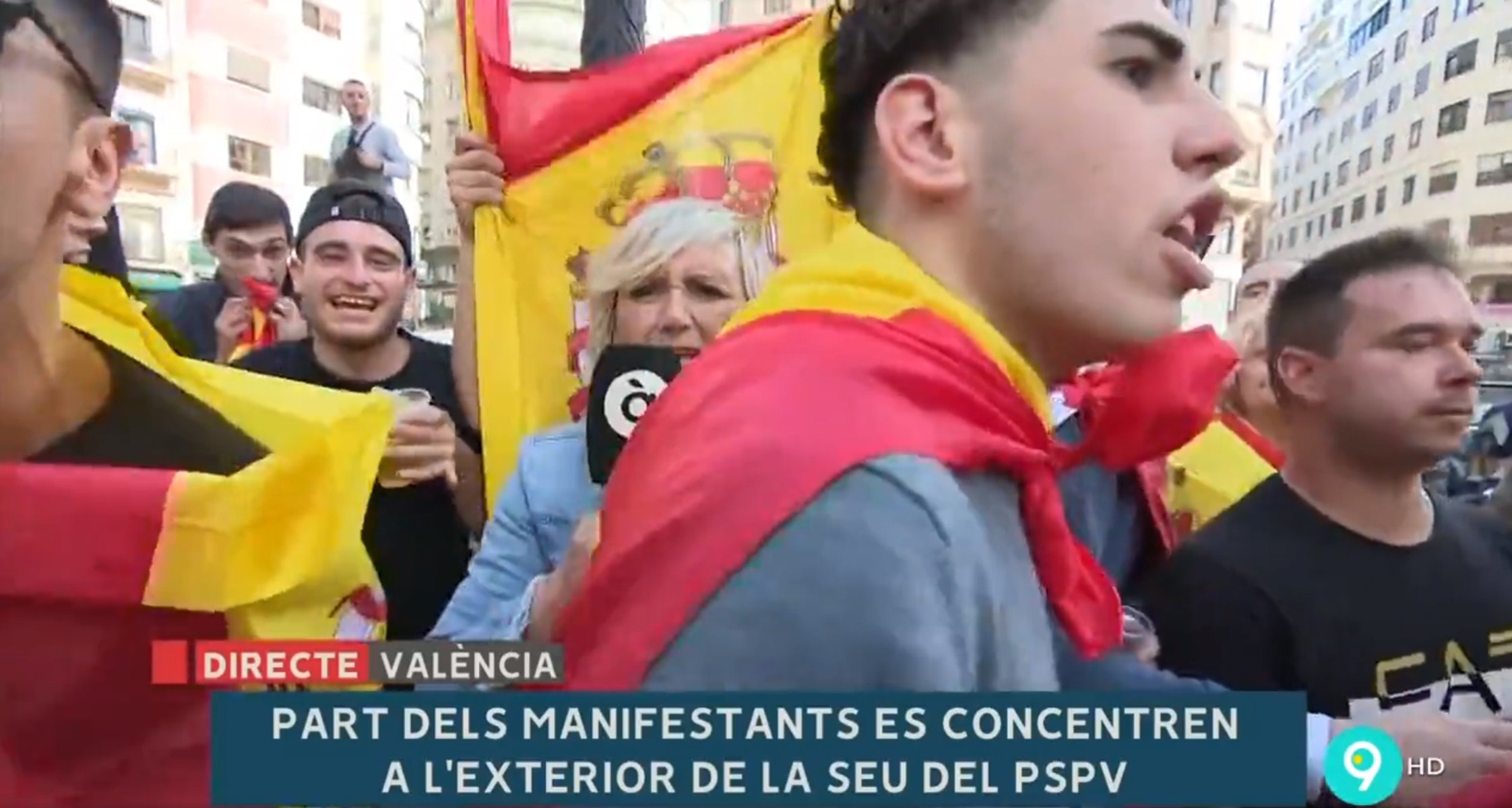Agredeixen una periodista en directe a una manifestació espanyolista a València | VÍDEO
