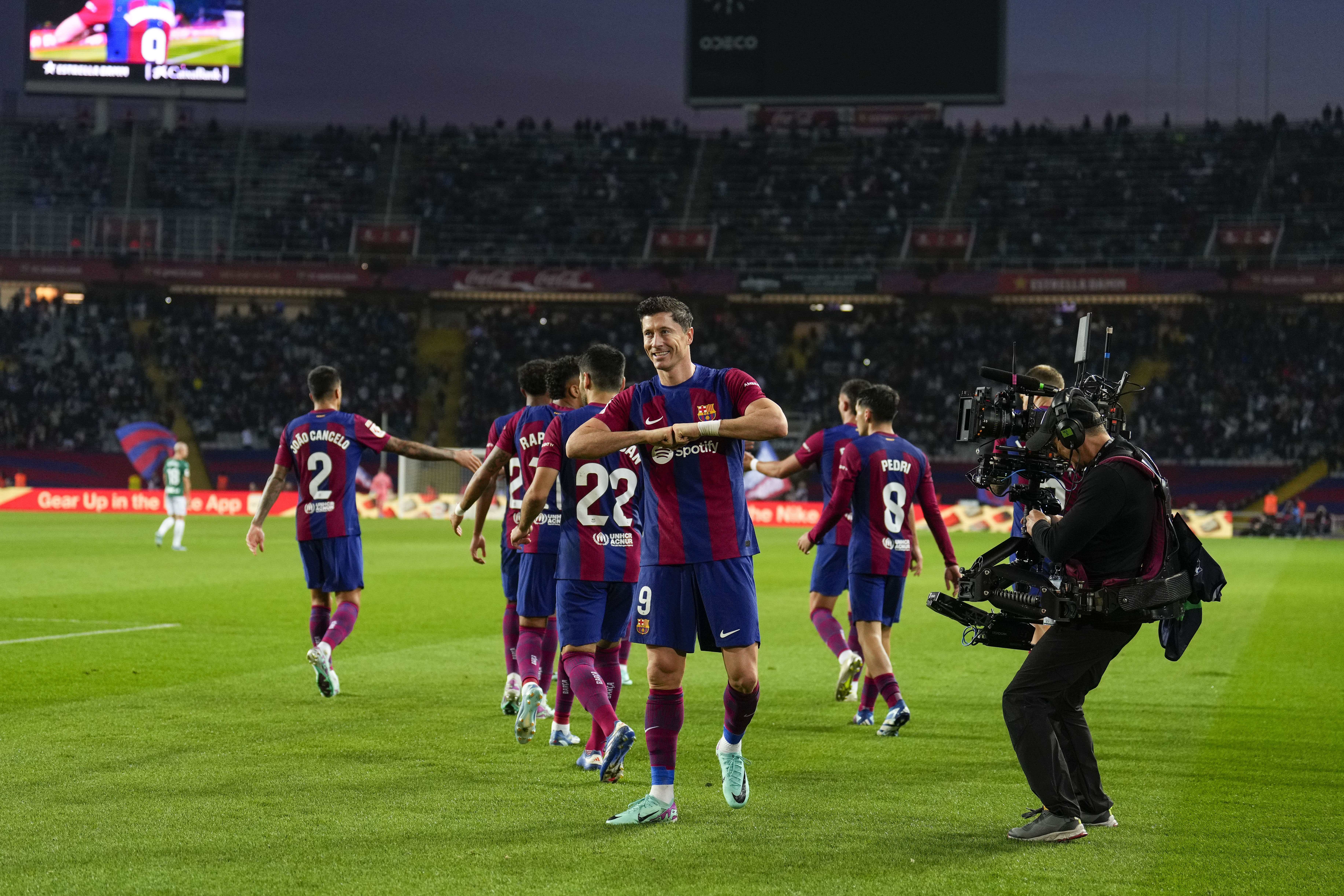 El Barça resol la papereta davant d'un aguerrit Alabès (2-1) i se'n va a l'aturada amb dubtes