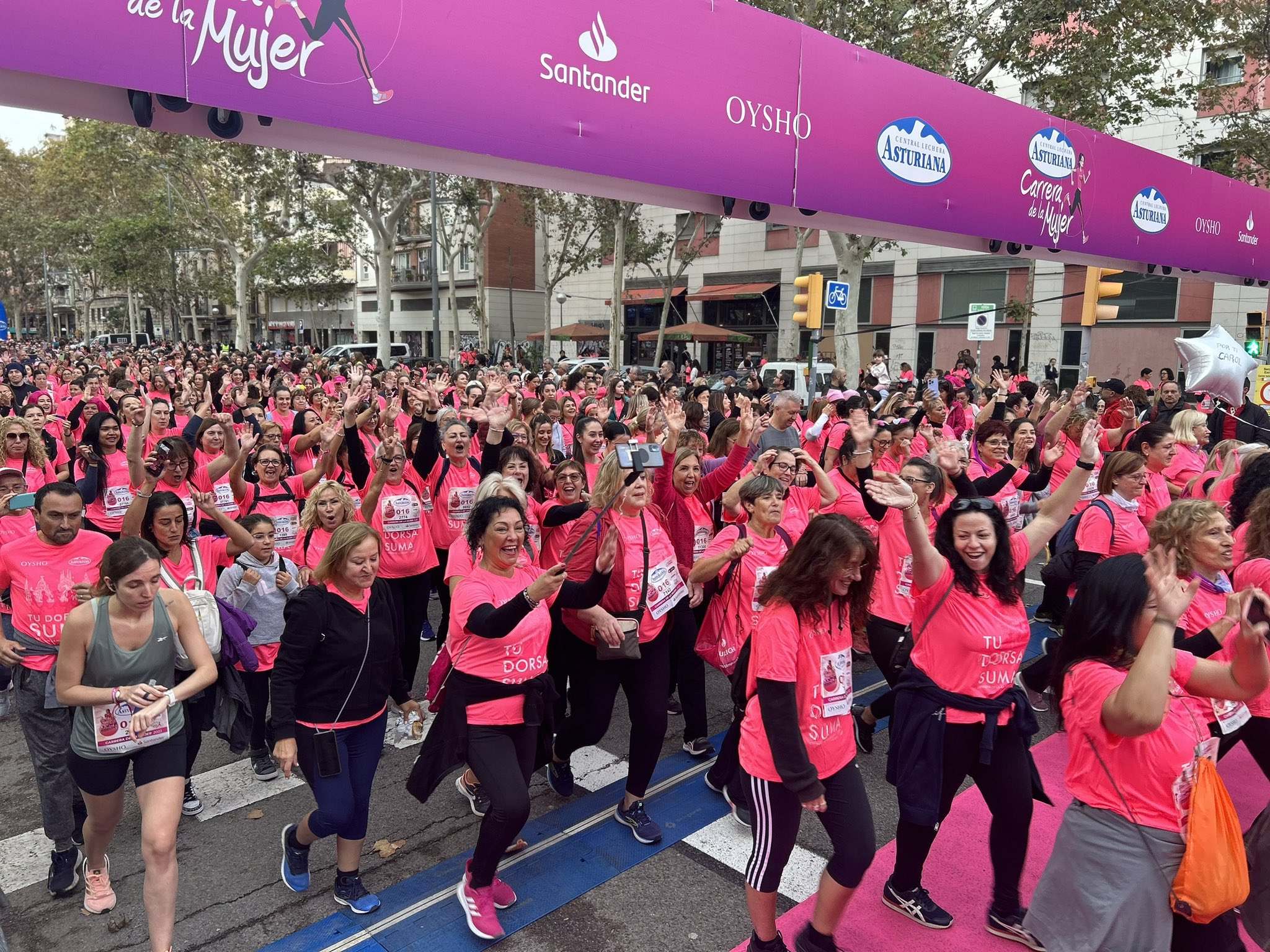 Més de 33.000 dones tenyeixen Barcelona de rosa en la Cursa de la Dona 2023