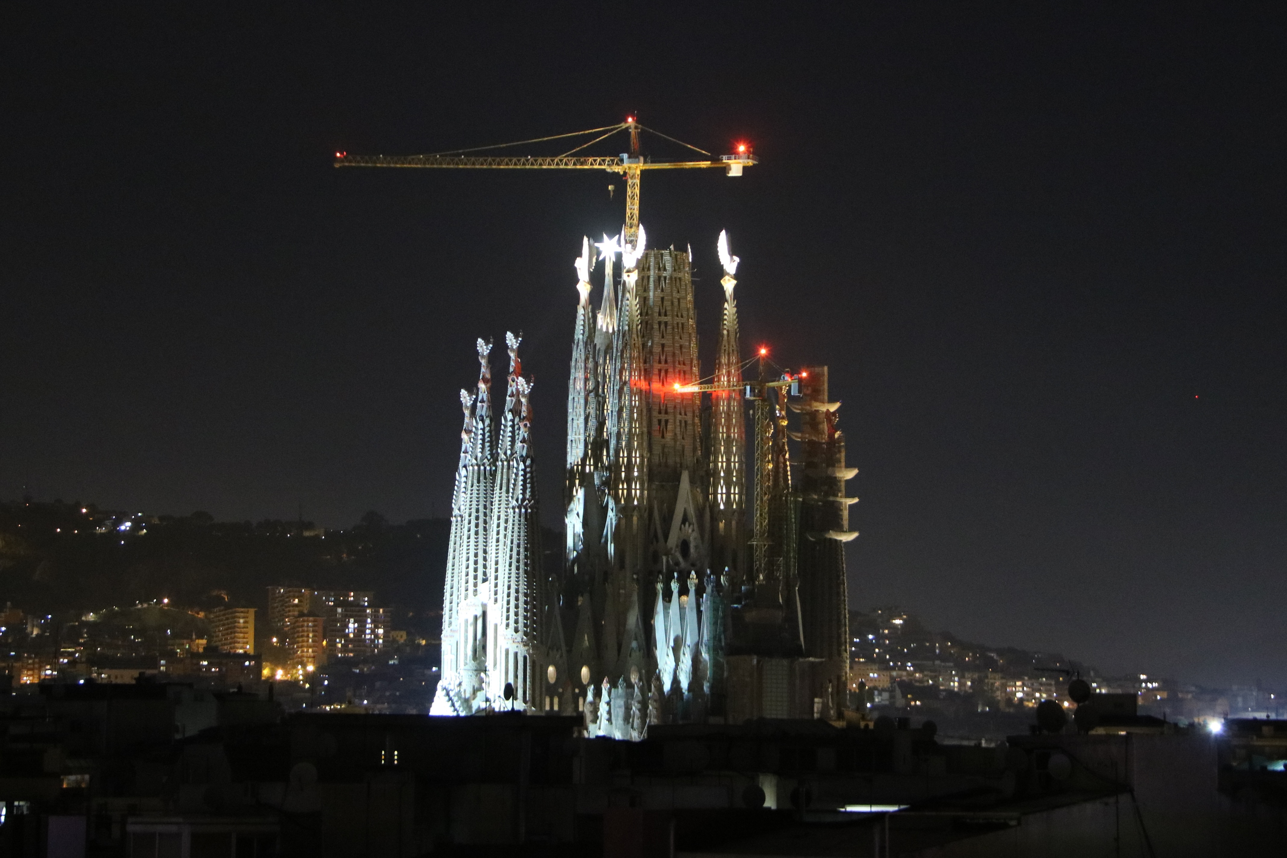 La Sagrada Familia ilumina por primera vez las cuatro torres de los Evangelistas