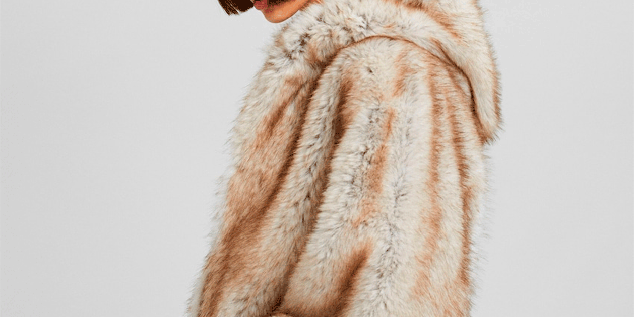 Directo al estrellato el abrigo de pelo con capucha que llevan las famosas y que en Bershka cuesta 49,99 euros