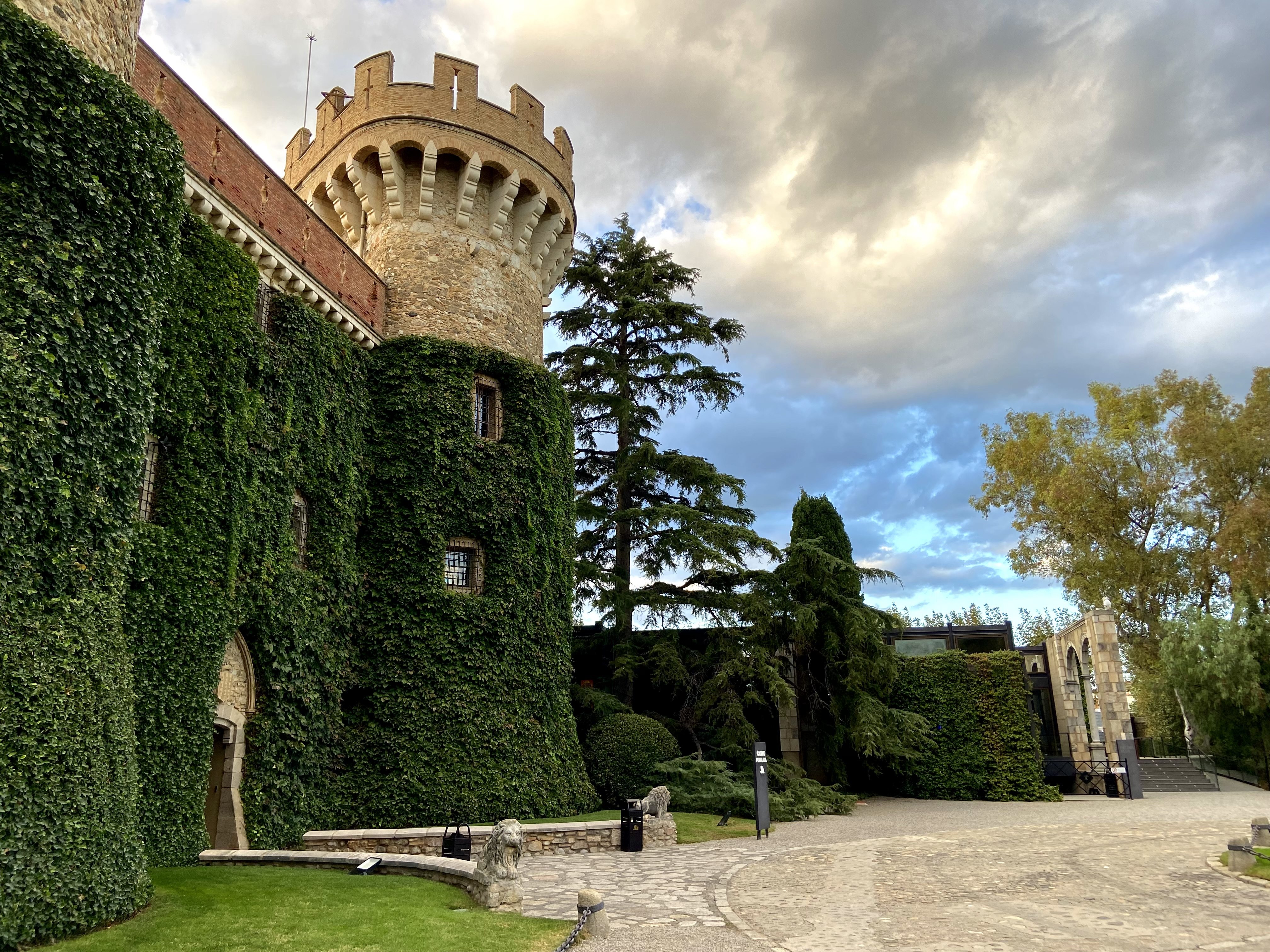 Un restaurant dins un castell medieval: així es menja en l'única sala amb estrella Michelin del país