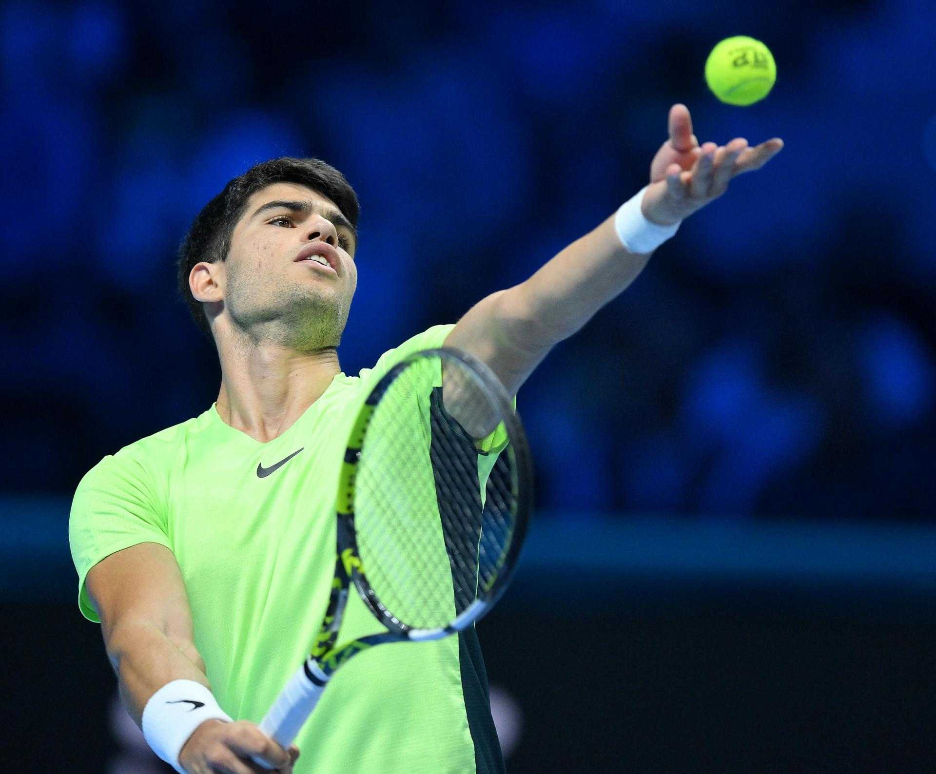 Un espeso Carlos Alcaraz cede ante Zverev en su primer partido de la Copa de Maestros (7-6, 3-6 y 4-6)