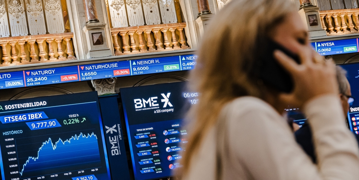 EuropaPress 5487618 persona habla telefono frente paneles ibex 35 palacio bolsa octubre 2023 EuropaPress 5487618 persona habla telefono frente paneles ibex 35 palacio bolsa octubre 2023