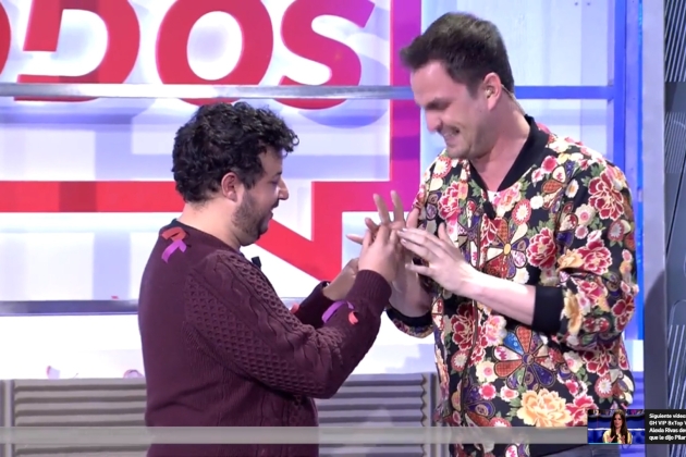 Borja posa l'anell a la mà esquerra, Cuatro Borja posa l'anell a la mà esquerra, Cuatro