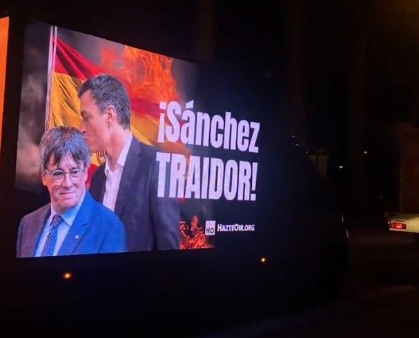 Hazte Oír treu una caravana de vehicles als carrers de Madrid: "Sánchez traïdor" | VÍDEO