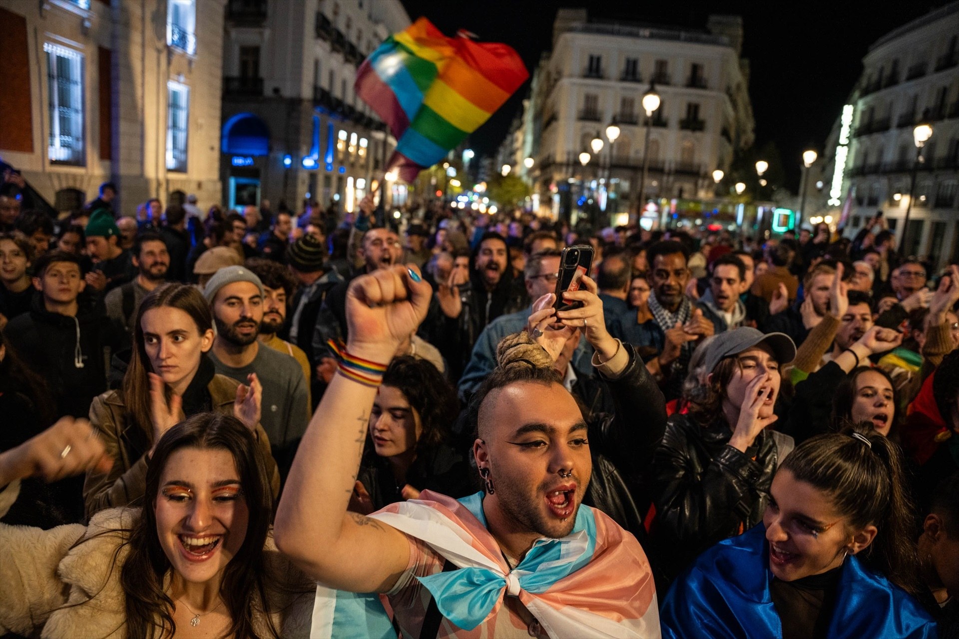 Más de mil personas protestan en Madrid contra la reforma de las leyes LGTBI impulsada por Ayuso