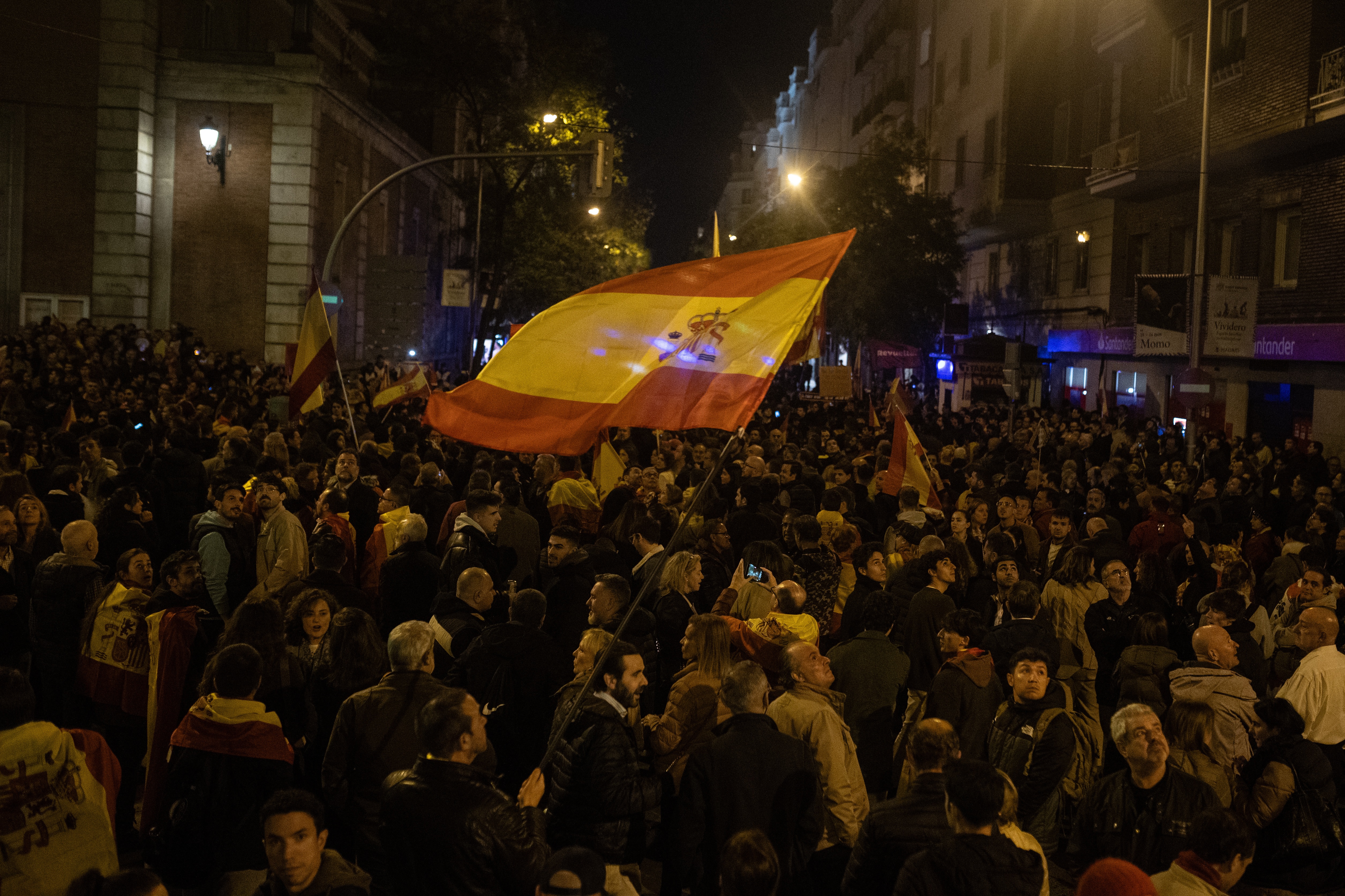 1.200 personas se vuelven a manifestar en Ferraz, sin incidentes, antes de la investidura de Sánchez
