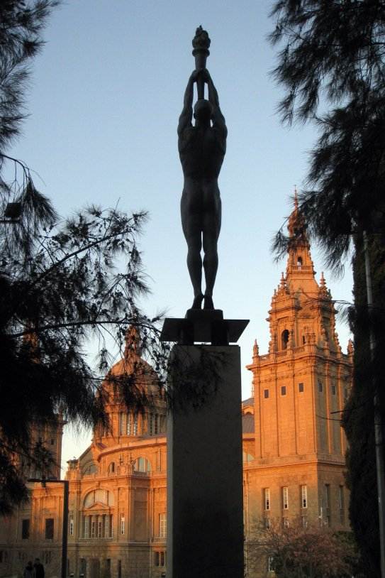 152 Monumento a Herrero y Guardia, en el fondo el MNAC enfo