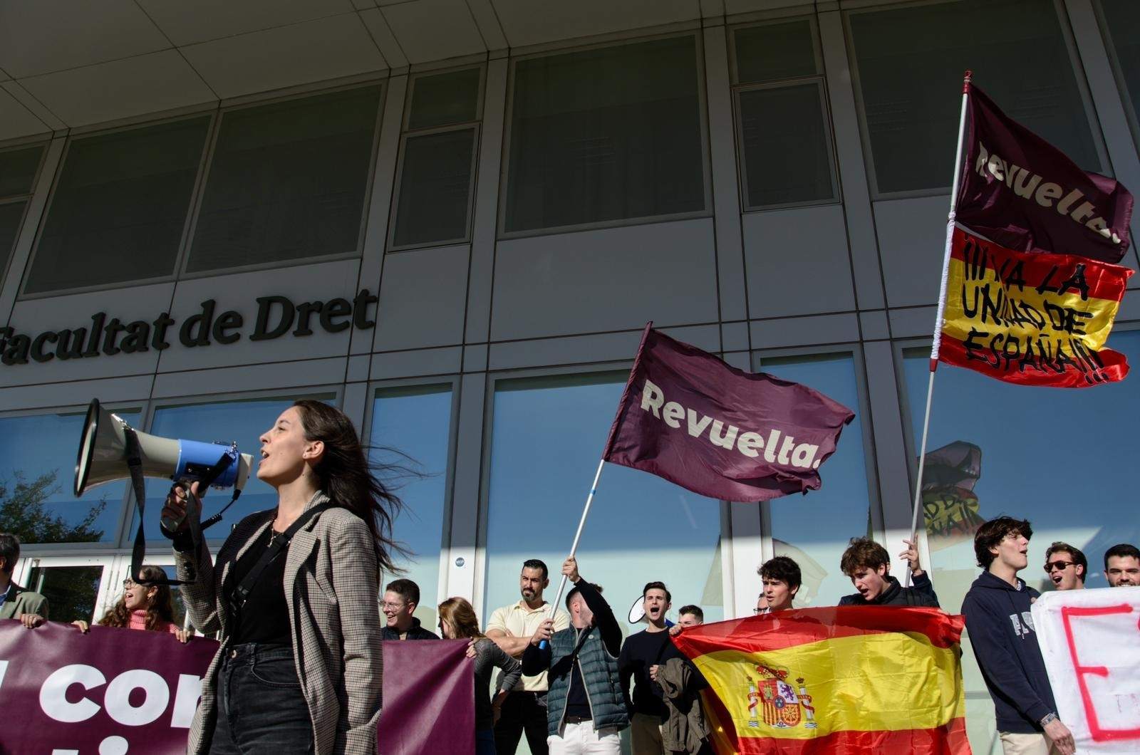 Una trentena de joves protesten contra l'amnistia davant la facultat de dret de la UB