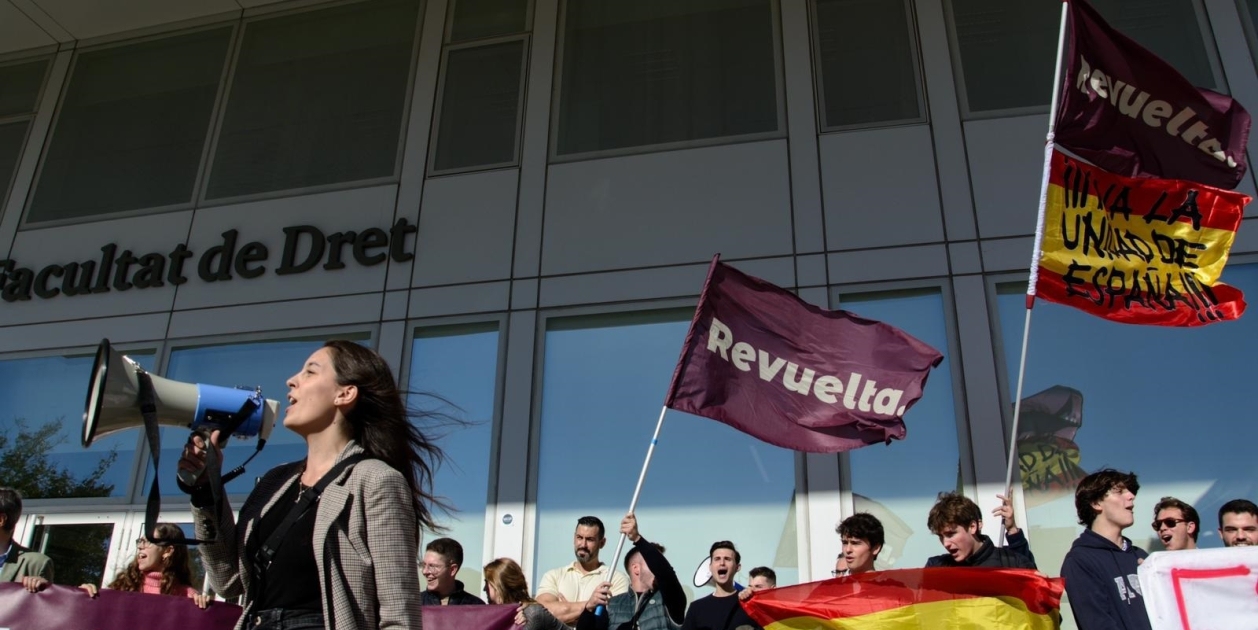 Una treintena de jóvenes protestan contra la amnistía ante la facultad ...