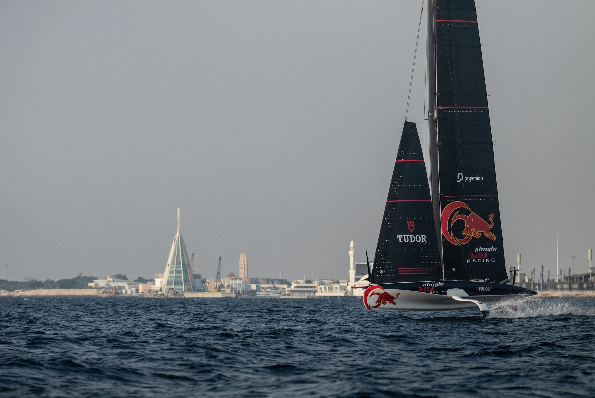 L'America's Cup arriba al mar Roig