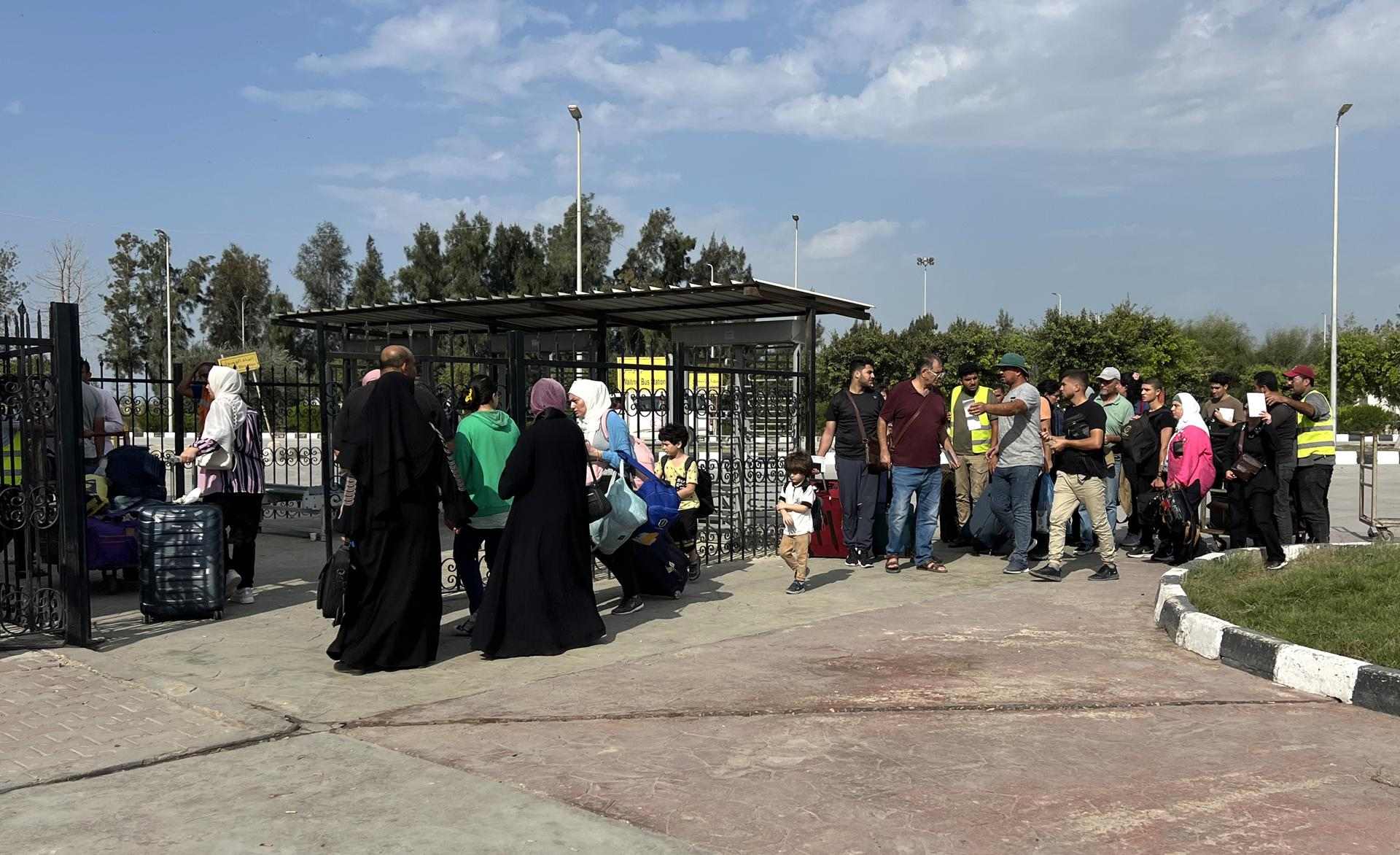Un segon grup de 74 espanyols aconsegueix sortir de la Franja de Gaza