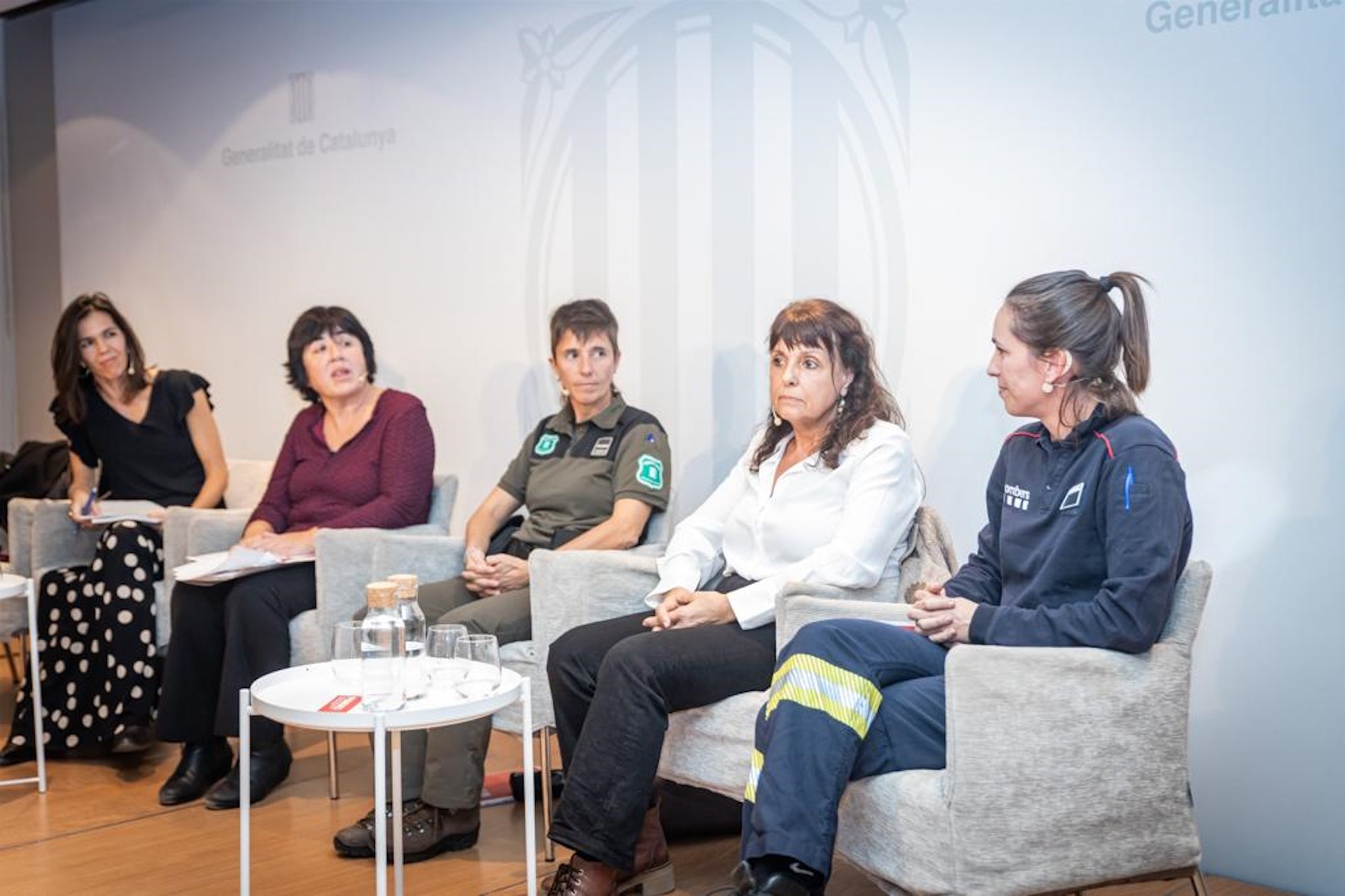 Mujeres que han tenido que abrirse camino en los cuerpos de seguridad presentan el libro 'Pioneres'