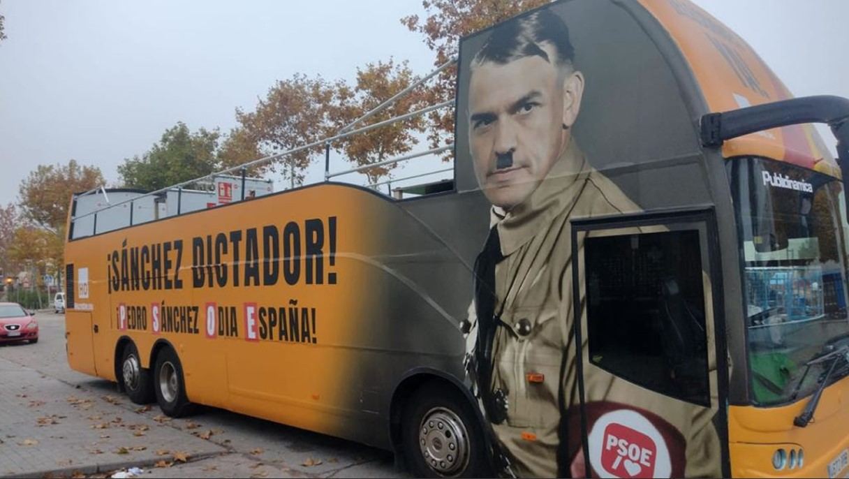 Hazte Oír saca a las calles de Madrid un nuevo bus, ahora con Pedro Sánchez como Hitler
