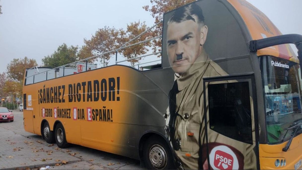 Hazte Oír saca a las calles de Madrid un nuevo bus, ahora con Pedro Sánchez como Hitler