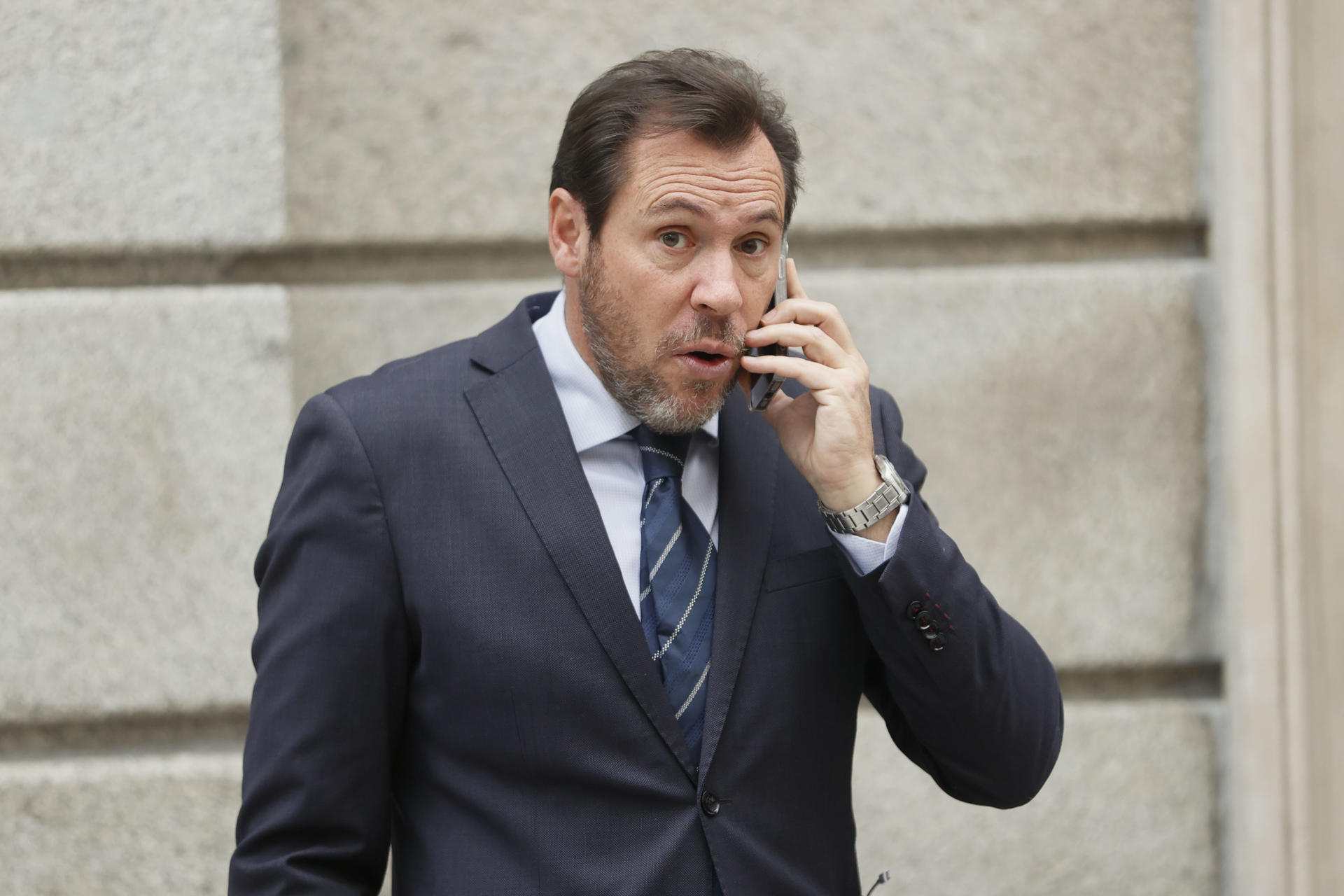 Increpan de nuevo al ministro de Transportes, Óscar Puente, en un vuelo a Bruselas