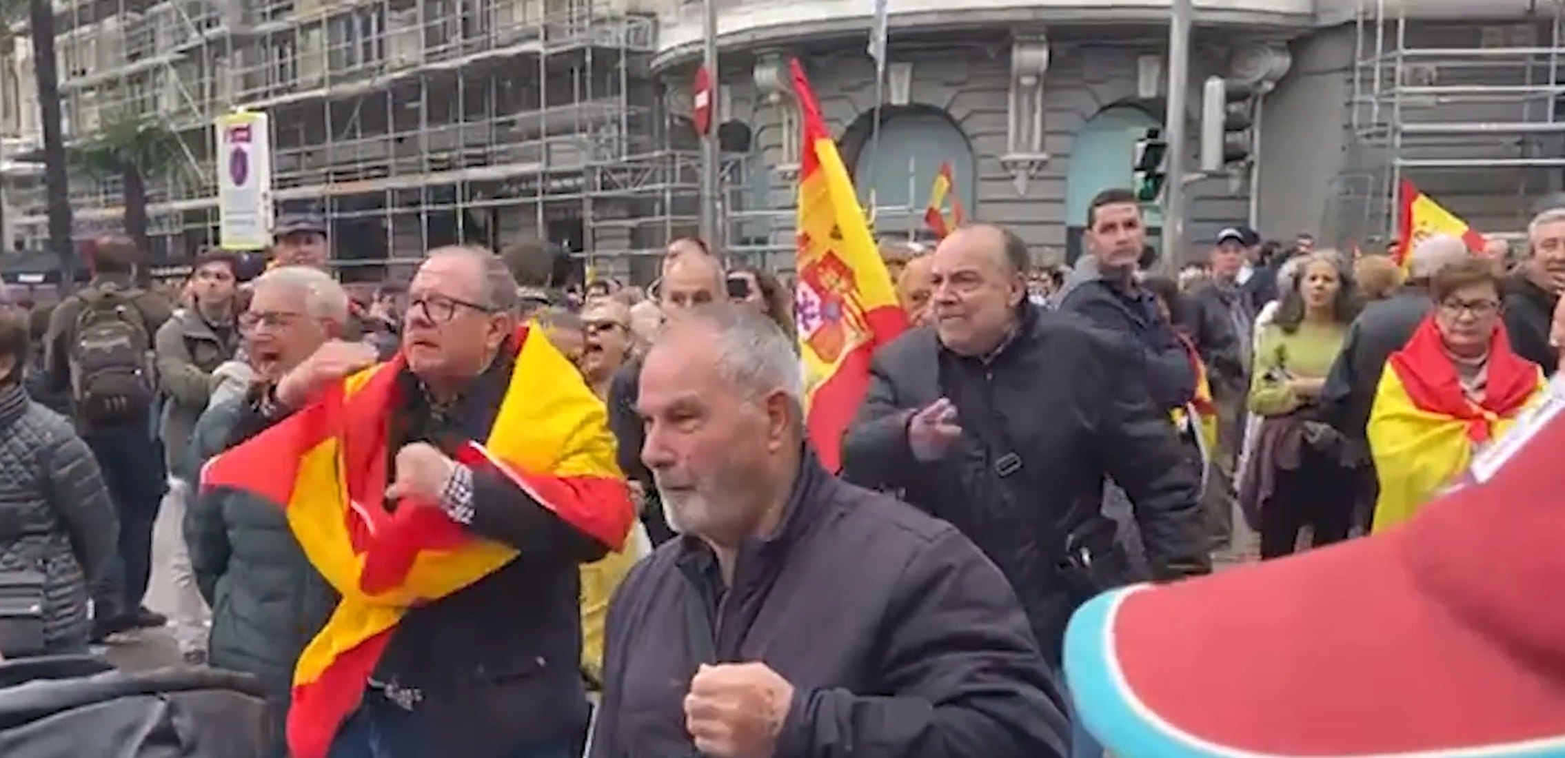 Manifestants espanyolistes increpen i expulsen l’equip de TV3 a les portes del Congrés | VÍDEO