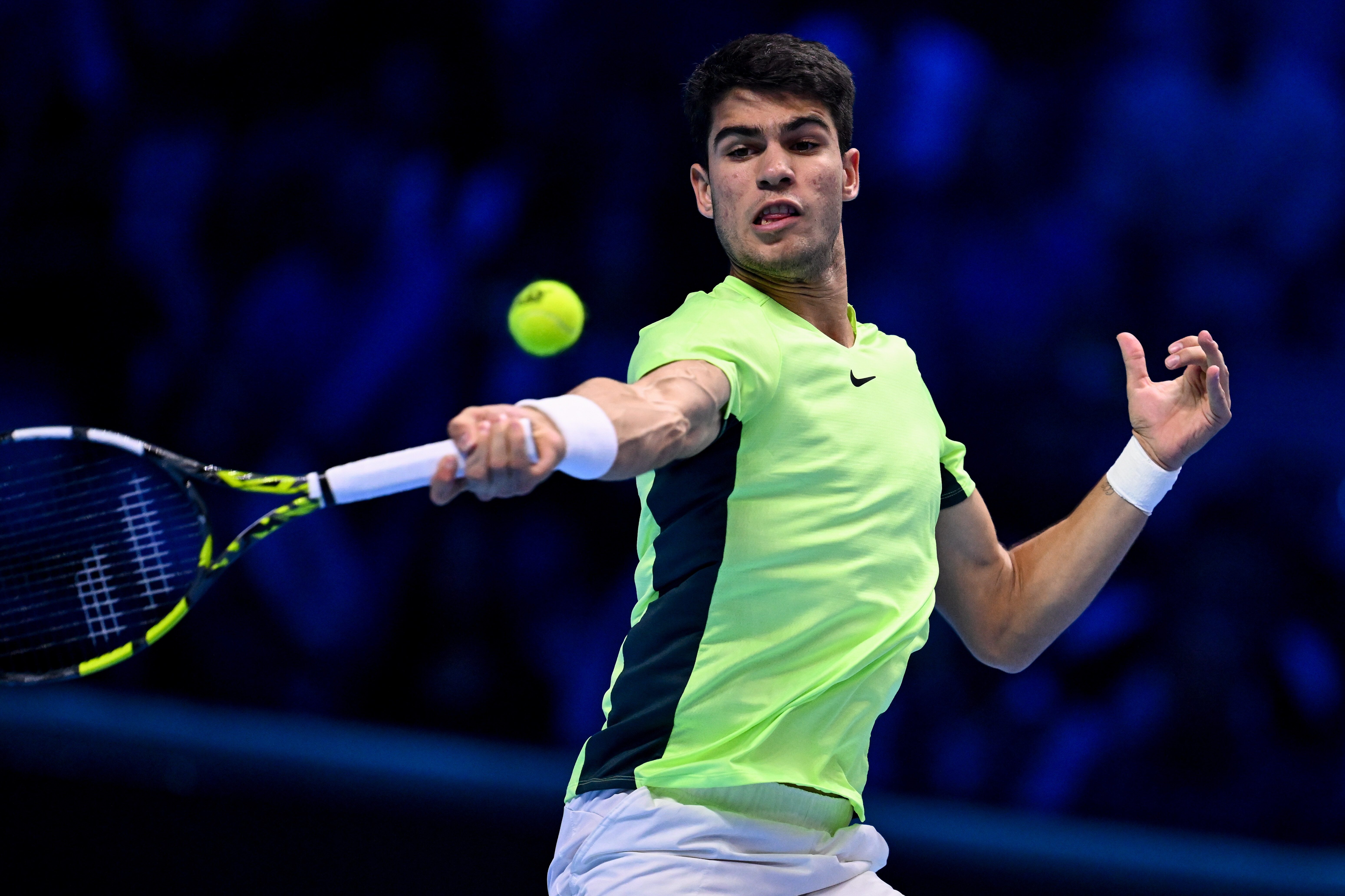 Un Carlos Alcaraz firme frustra a Rublev y suma su primer triunfo en unas ATP Finals