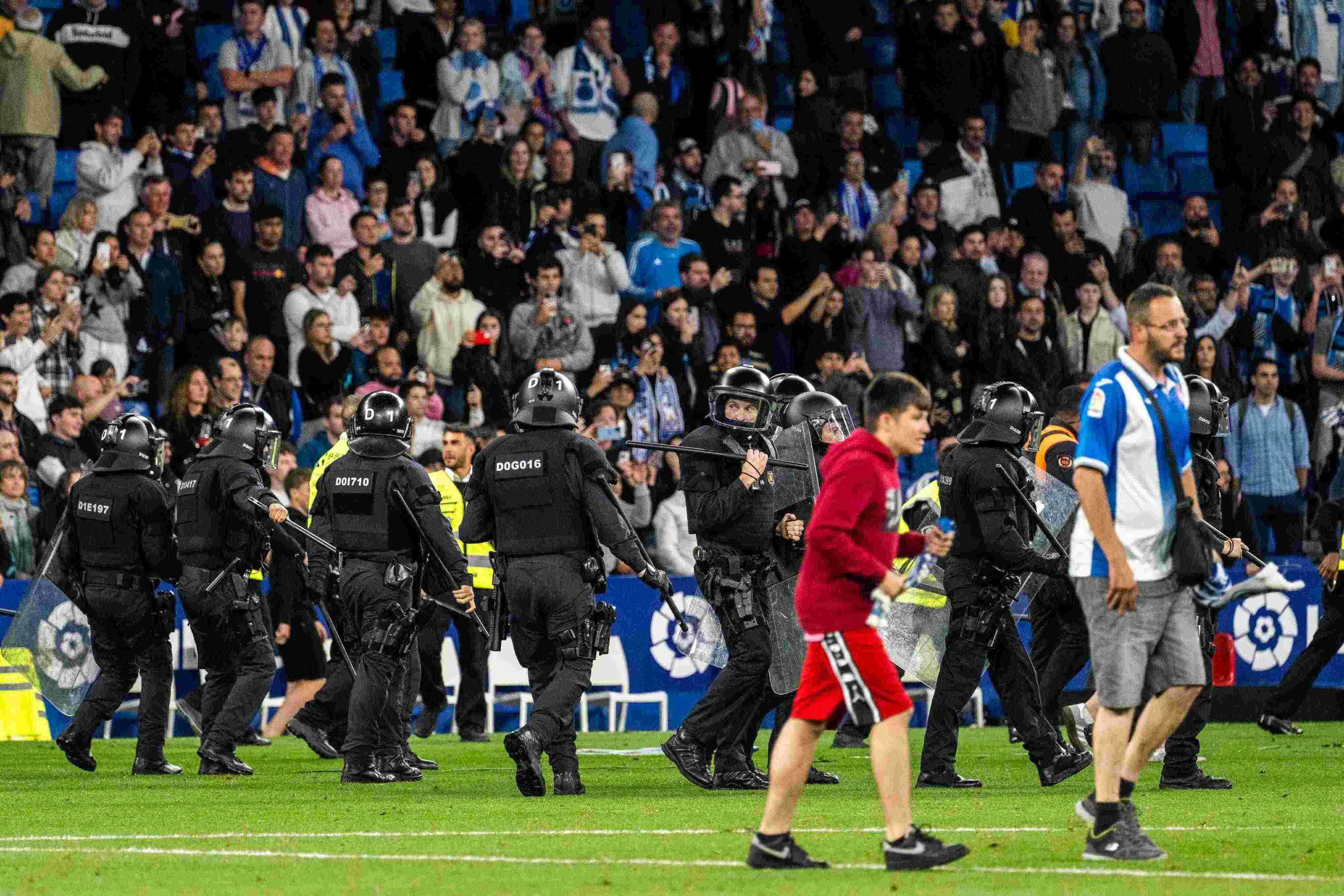 Els Mossos detenen més implicats en l'assalt violent al camp de l'Espanyol del partit contra el Barça