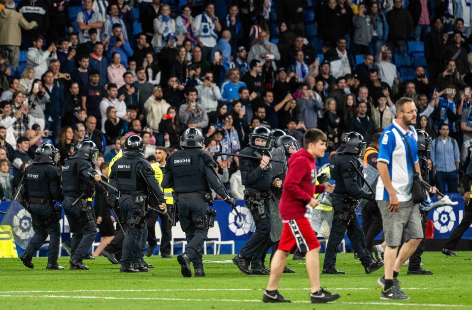 EuropaPress 5199541 espanyol fans invade the field and are evicted by the mossos esquadra (1) EuropaPress 5199541 espanyol fans invade the field and are evicted by the mossos esquadra (1)