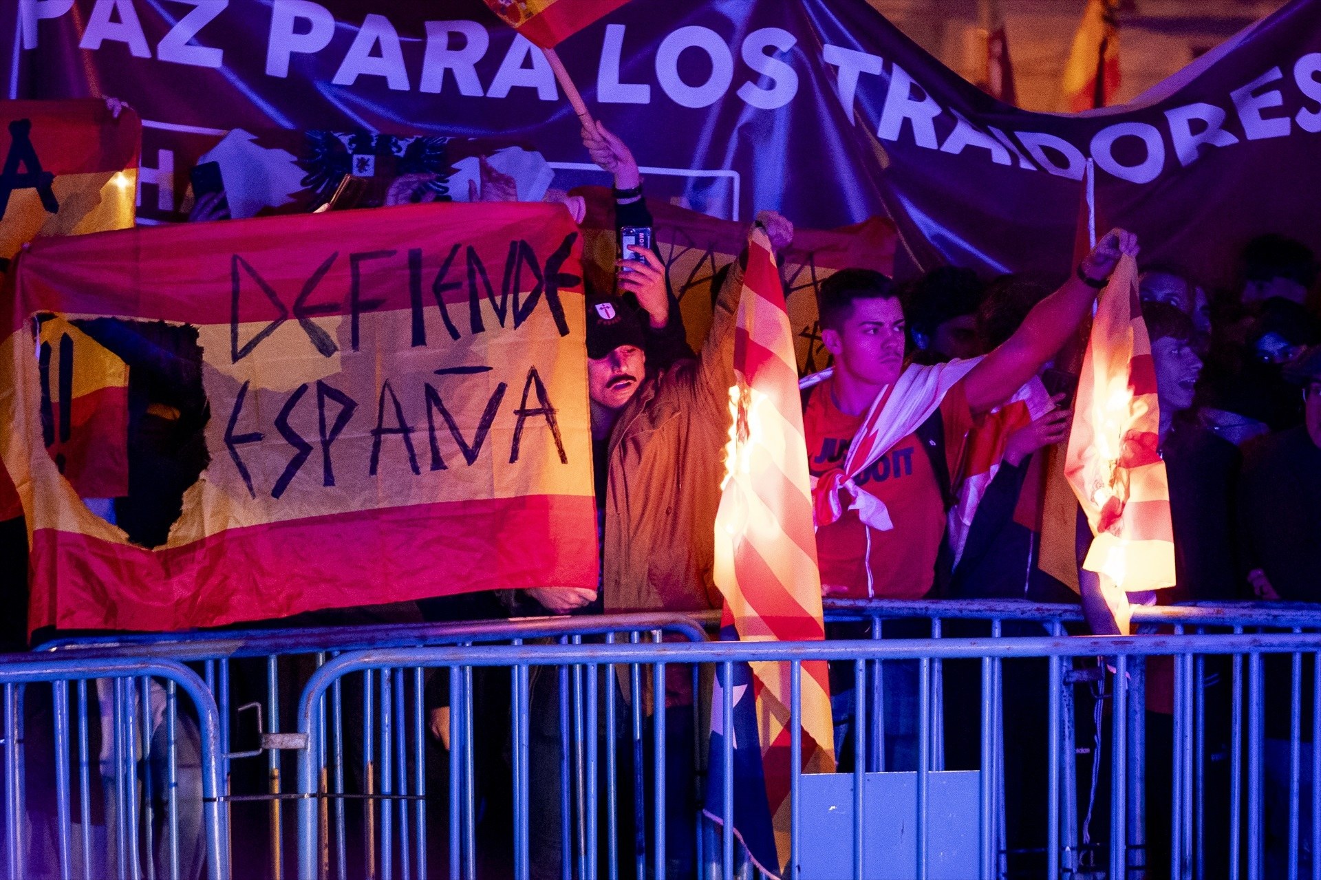 Los manifestantes queman esteladas en Ferraz al grito de "por España"