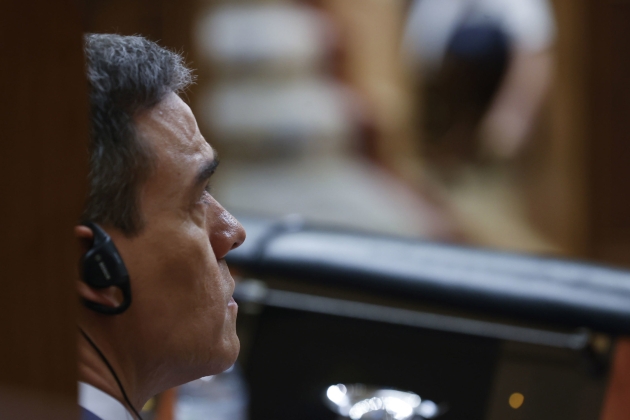 Pedro Sánchez escoltant Mertxe Aizpurua foto efe Pedro Sánchez escoltant Mertxe Aizpurua foto efe