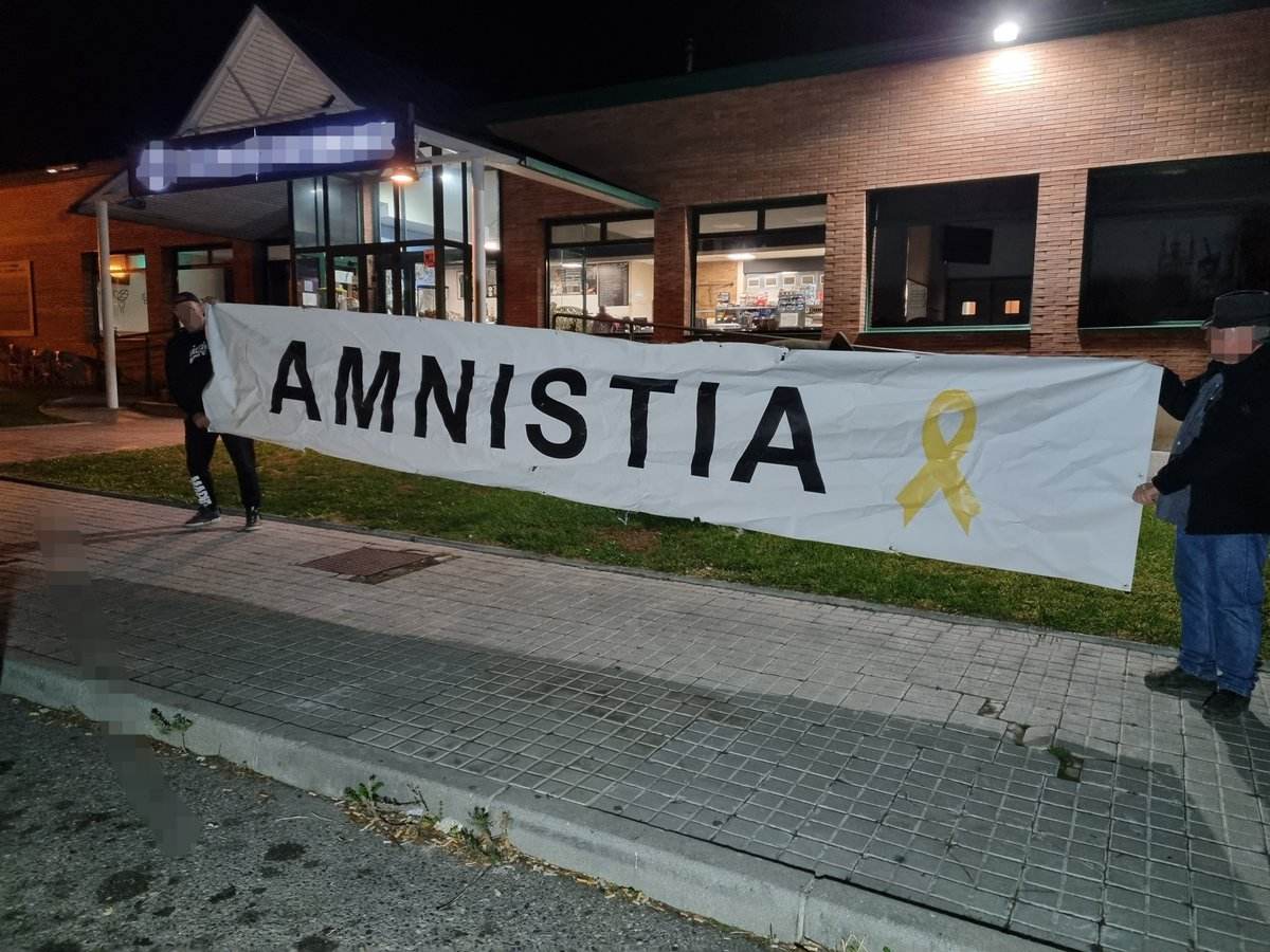 Uns ultres arranquen de nit la pancarta per l'amnistia de la façana de la Diputació de Lleida