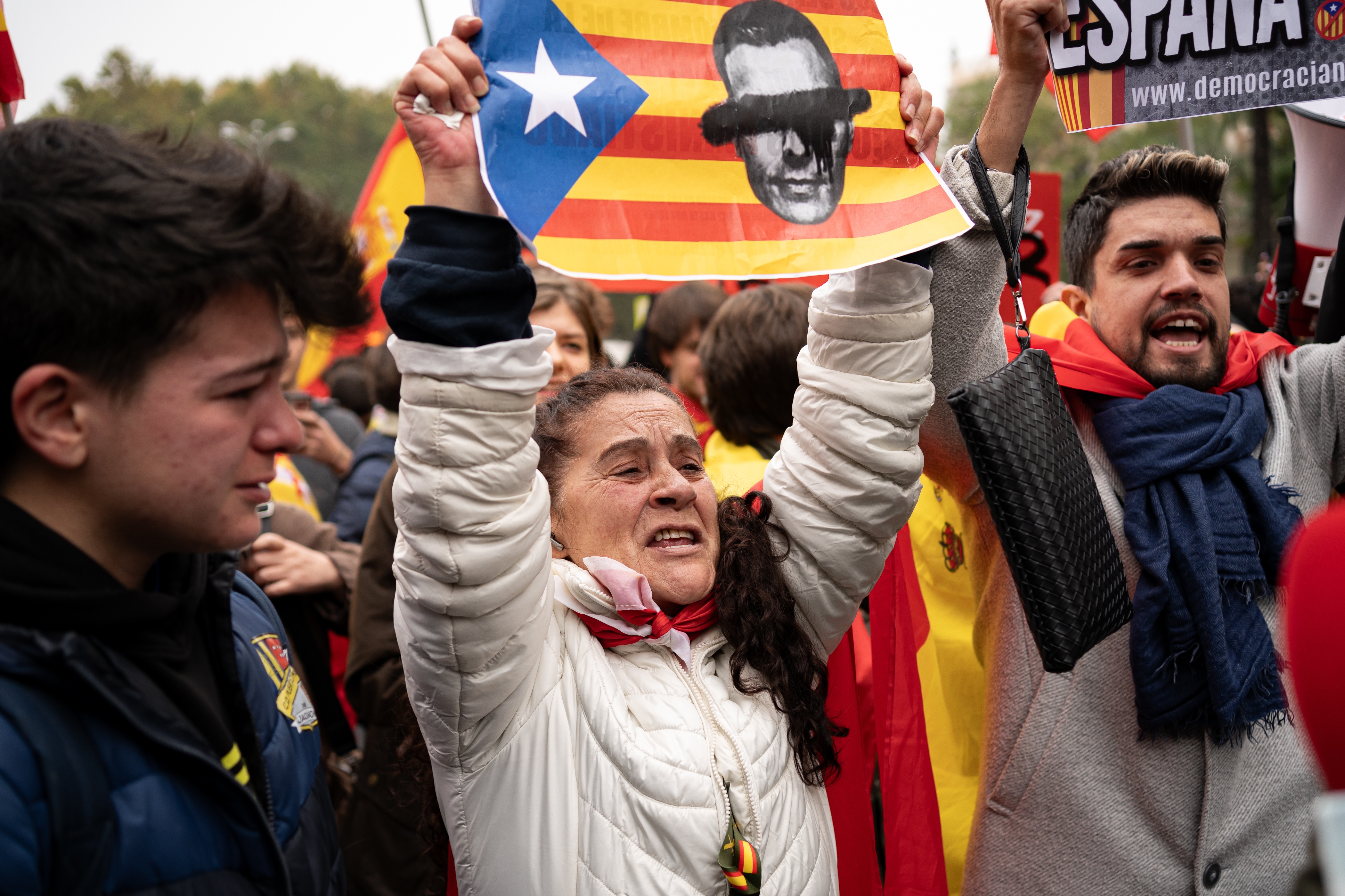 La protesta ultra congrega a 200 personas el día que el Congreso ha investido a Pedro Sánchez