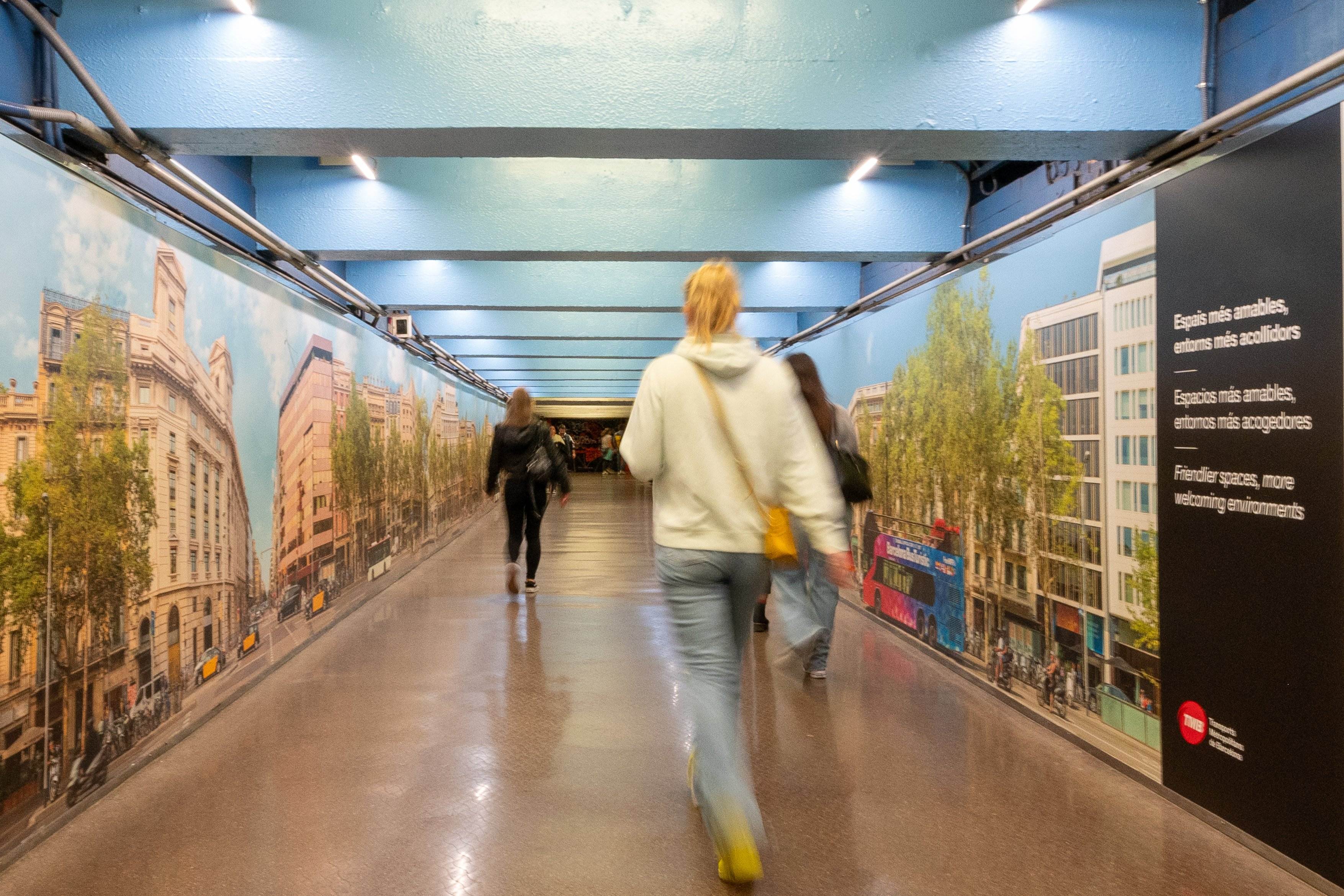 El pasillo del transbordo de metro en Passeig de Gràcia, un poco menos sórdido