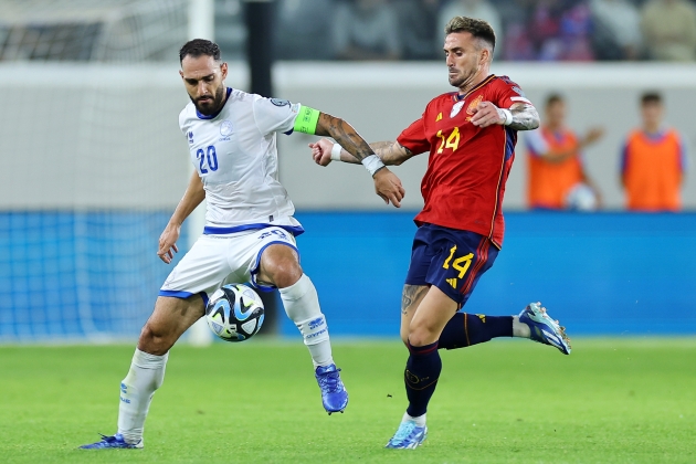 Aleix Garcia, luchando un balón ante Chipre con la selección española / Foto: EFE