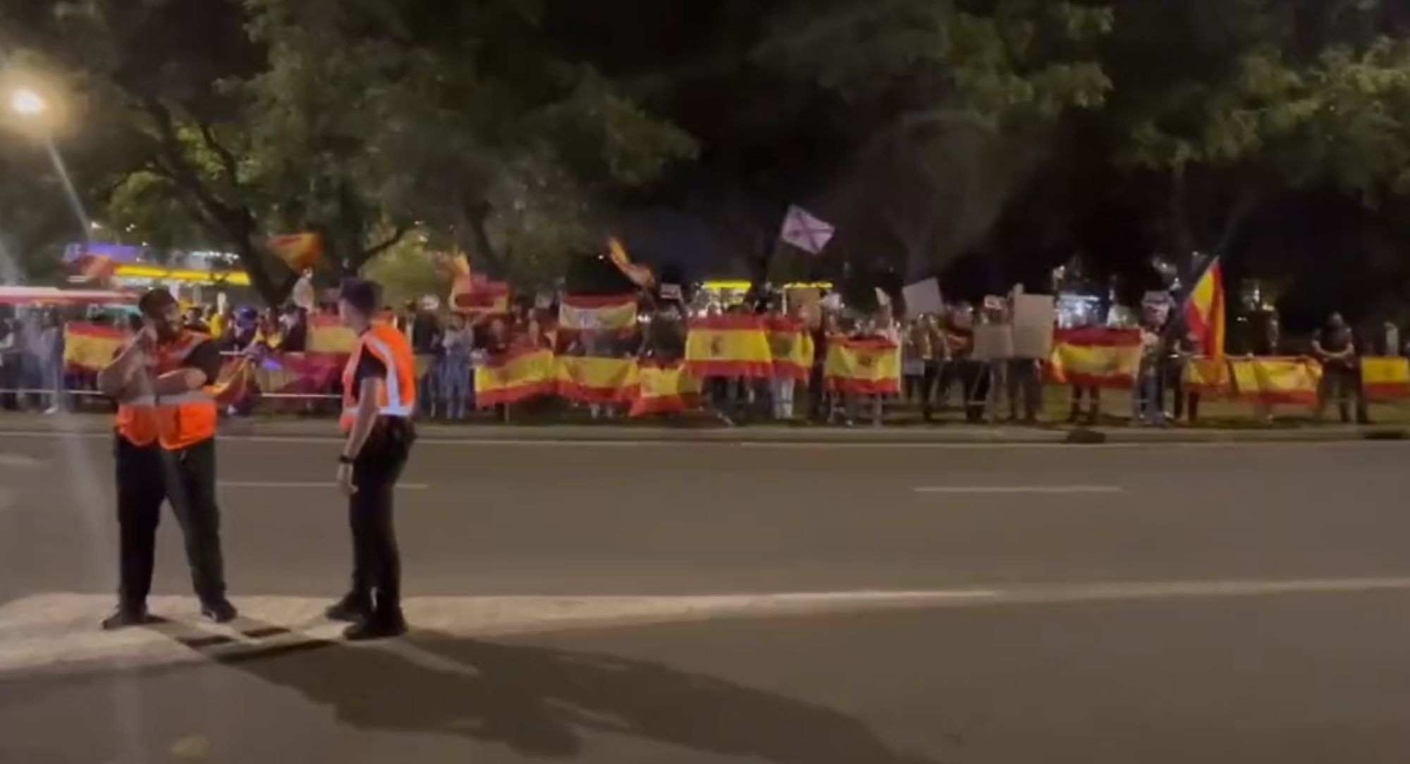 Españolistas intentan reventar los Latin Grammy en Sevilla al grito de "¡Puigdemont, a prisión!"