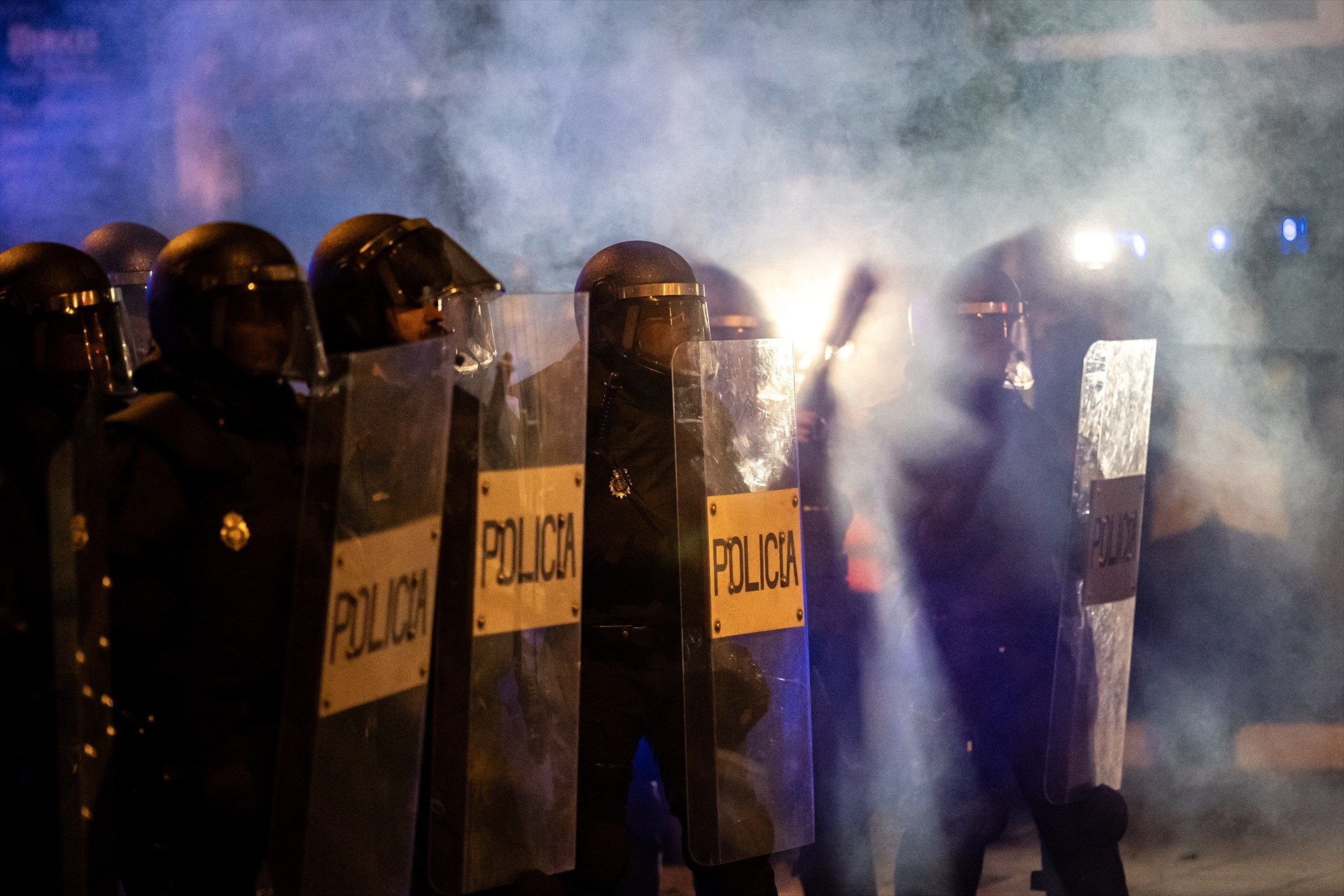 Nuevas cargas policiales en la decimocuarta noche de protestas en Ferraz y con Sánchez investido presidente