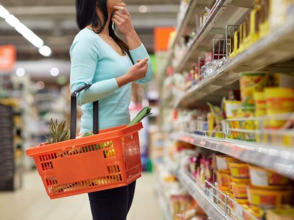 EuropaPress 5572948 dona fent compra supermercat