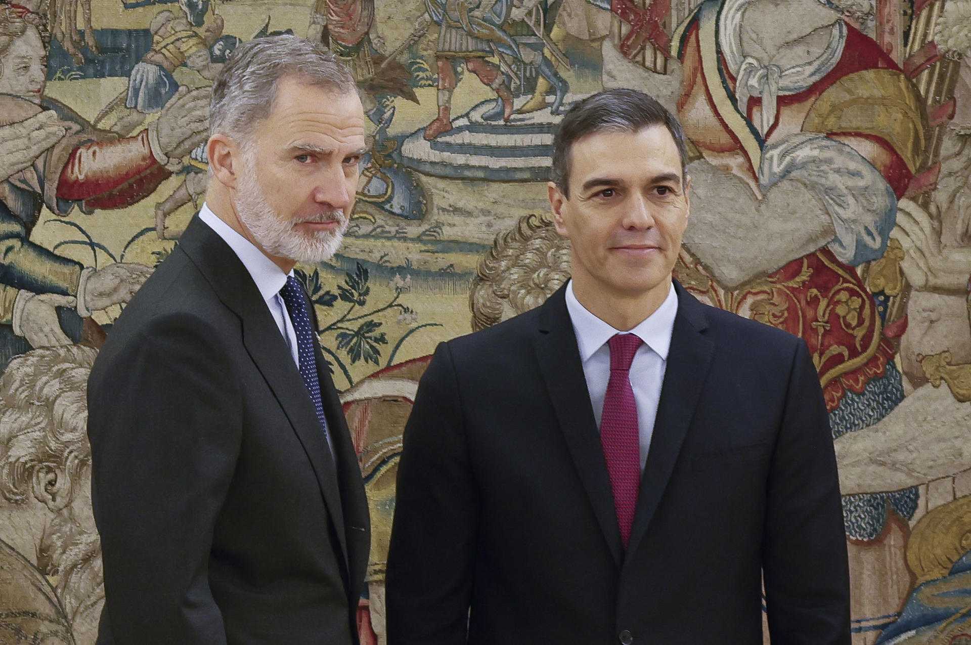 El rey Felipe VI mantiene la cara avinagrada en la toma de posesión de Sánchez