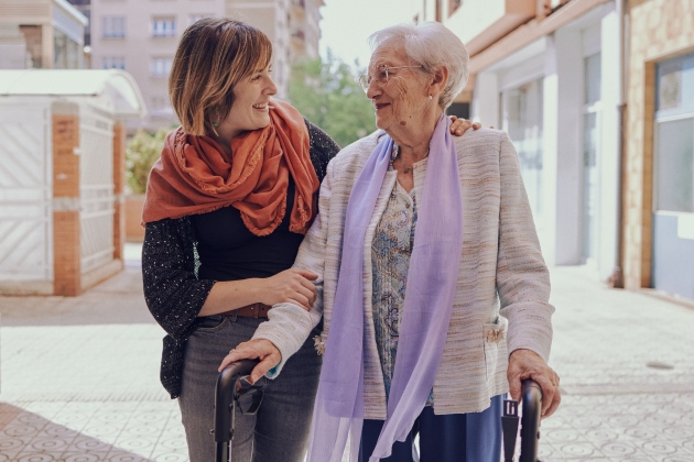 dona i anciana / Fundacio la Caixa