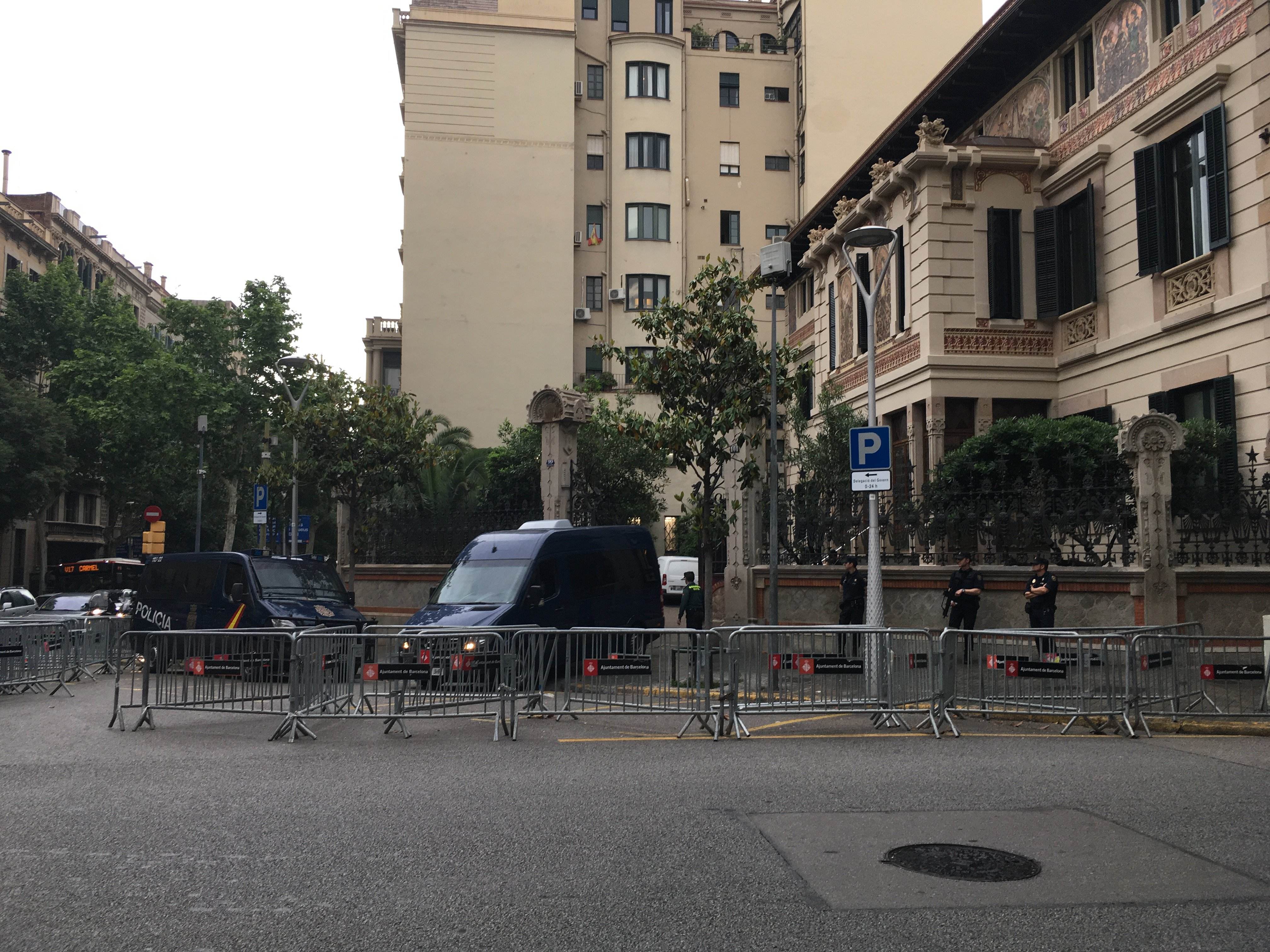 Los enviados de Rajoy apoyan a los guardias civiles e ignoran a los 'profes' de Sant Andreu