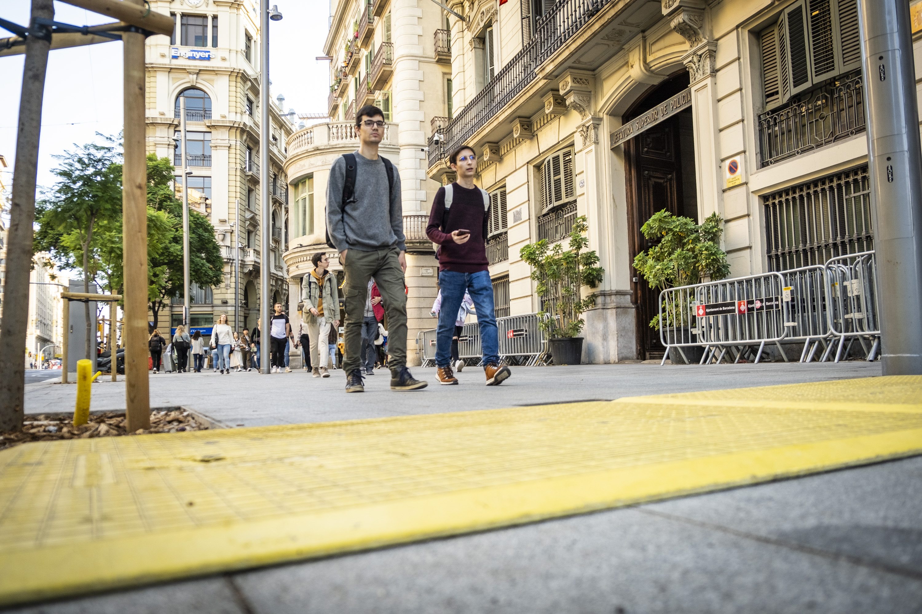 ¿Por qué el memorial de las torturas en la Via Laietana se mantiene oculto bajo placas de obra?