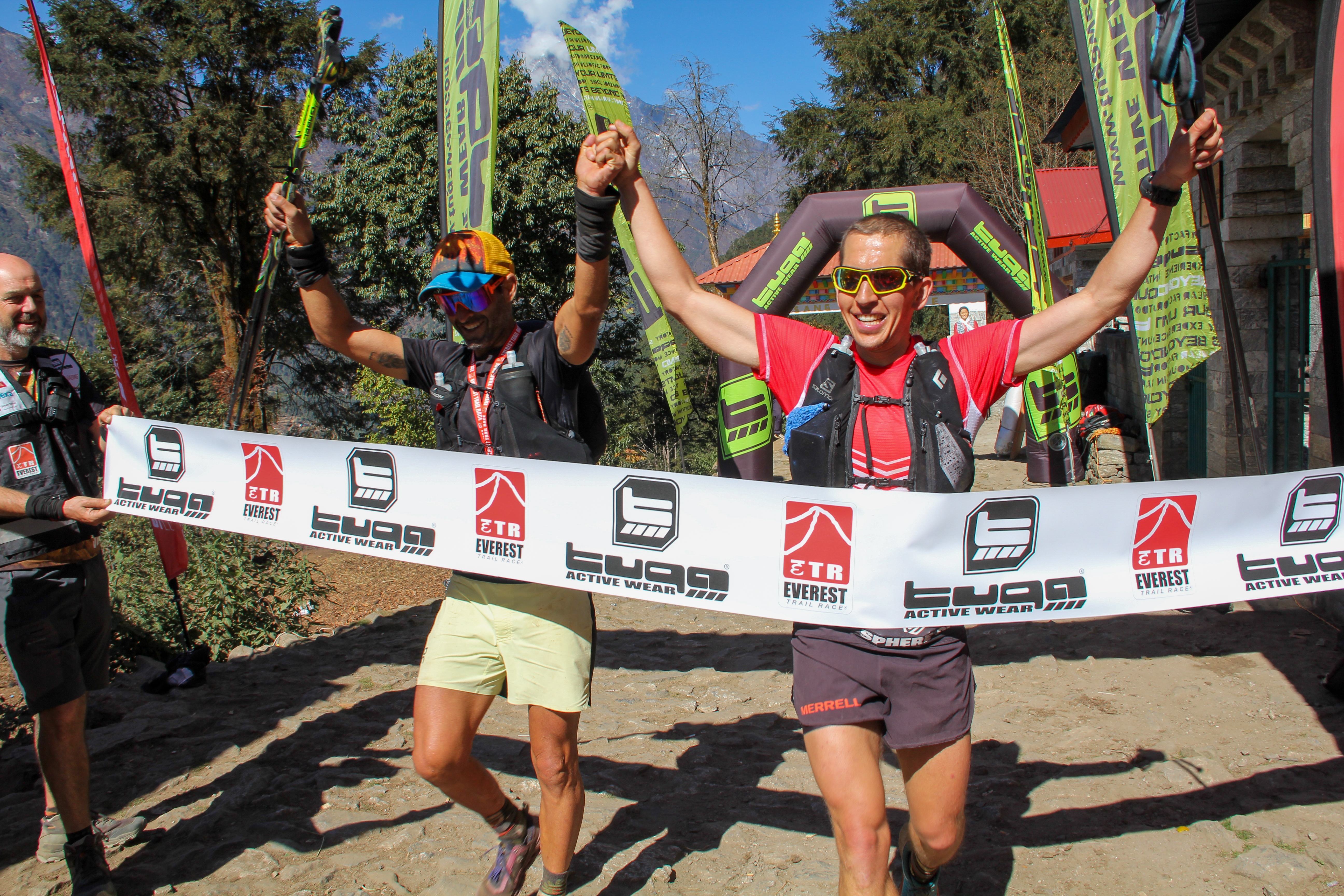 Los catalanes Marc Ollé y Gerard Morales, en el podio de la Everest Trail Race