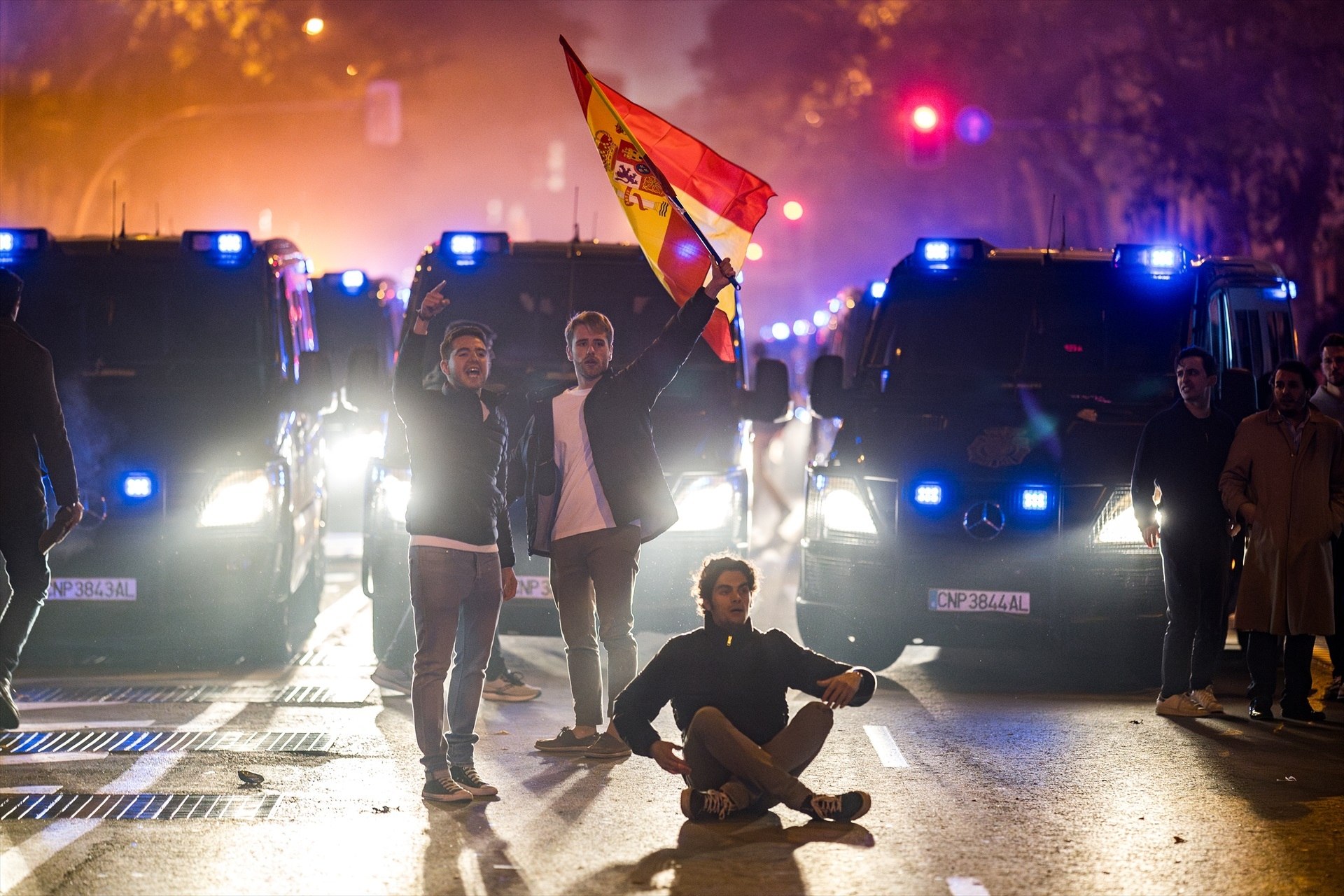 La quinzena nit de protestes contra l'amnistia a Ferraz acaba sense càrregues