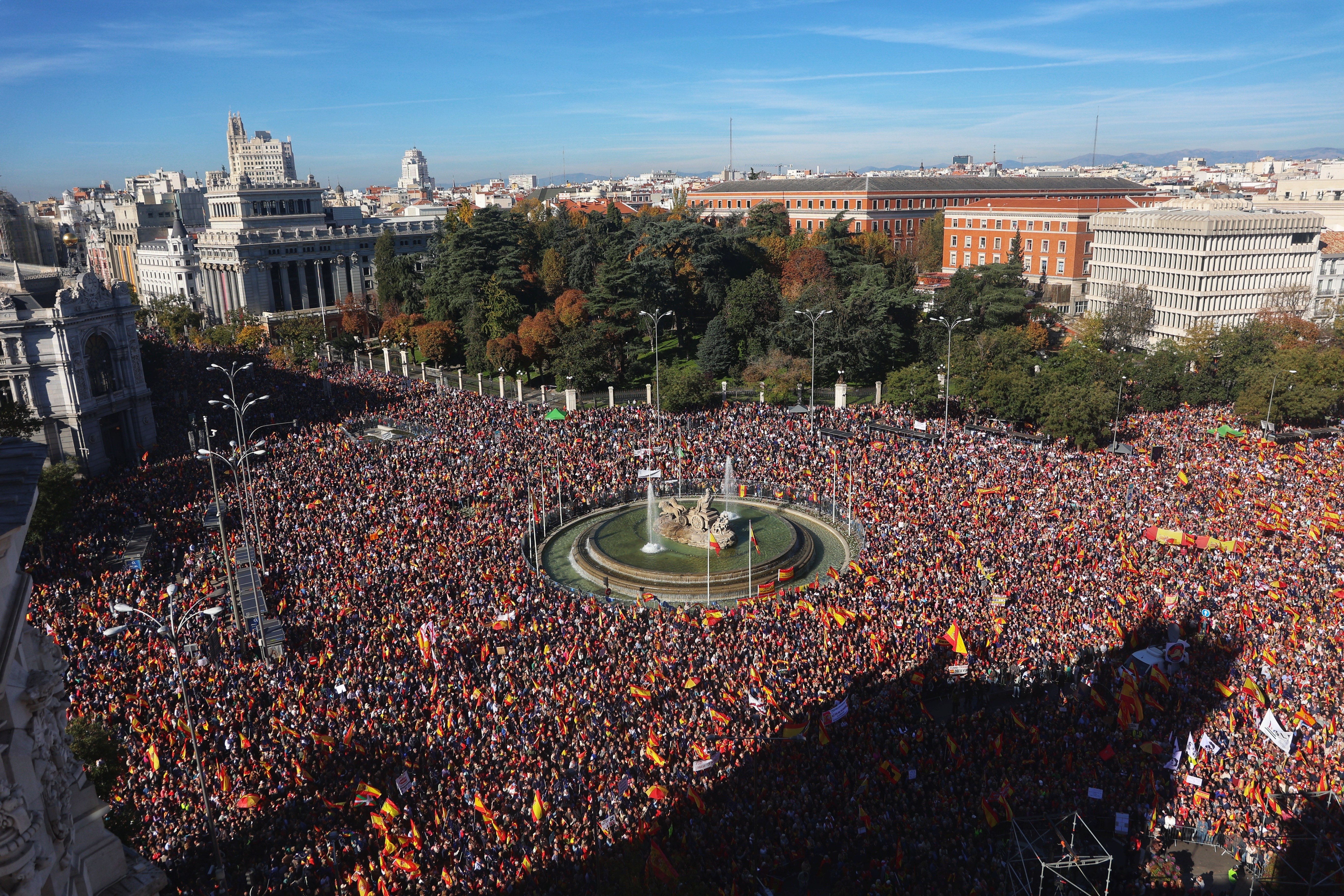 'Me gusta la fruta' en Cibeles: miles de personas maldicen a Sánchez, Puigdemont y la amnistía