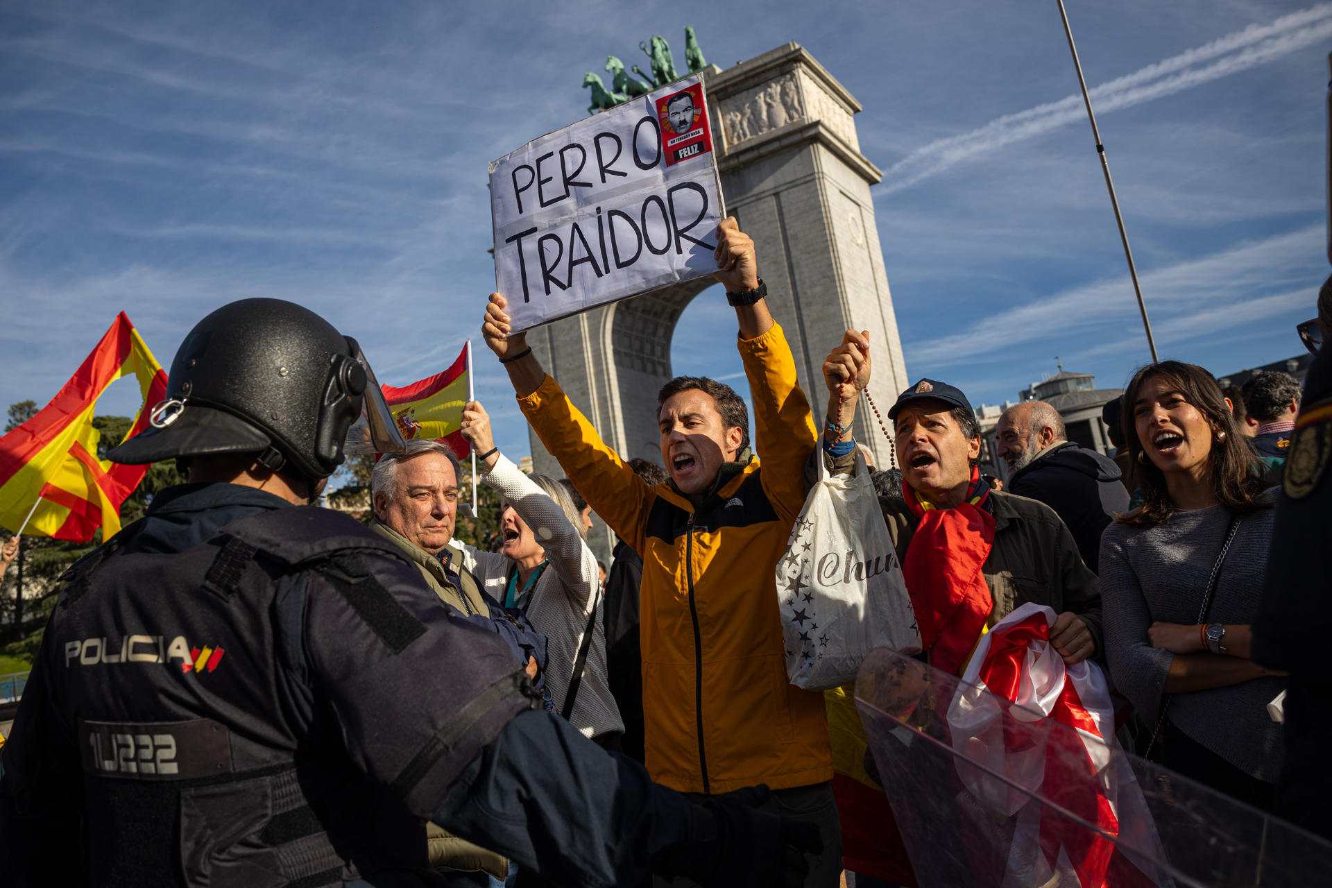 Centenares de manifestantes contra la amnistía se dirigen al Palacio de la Moncloa cortando una autovía