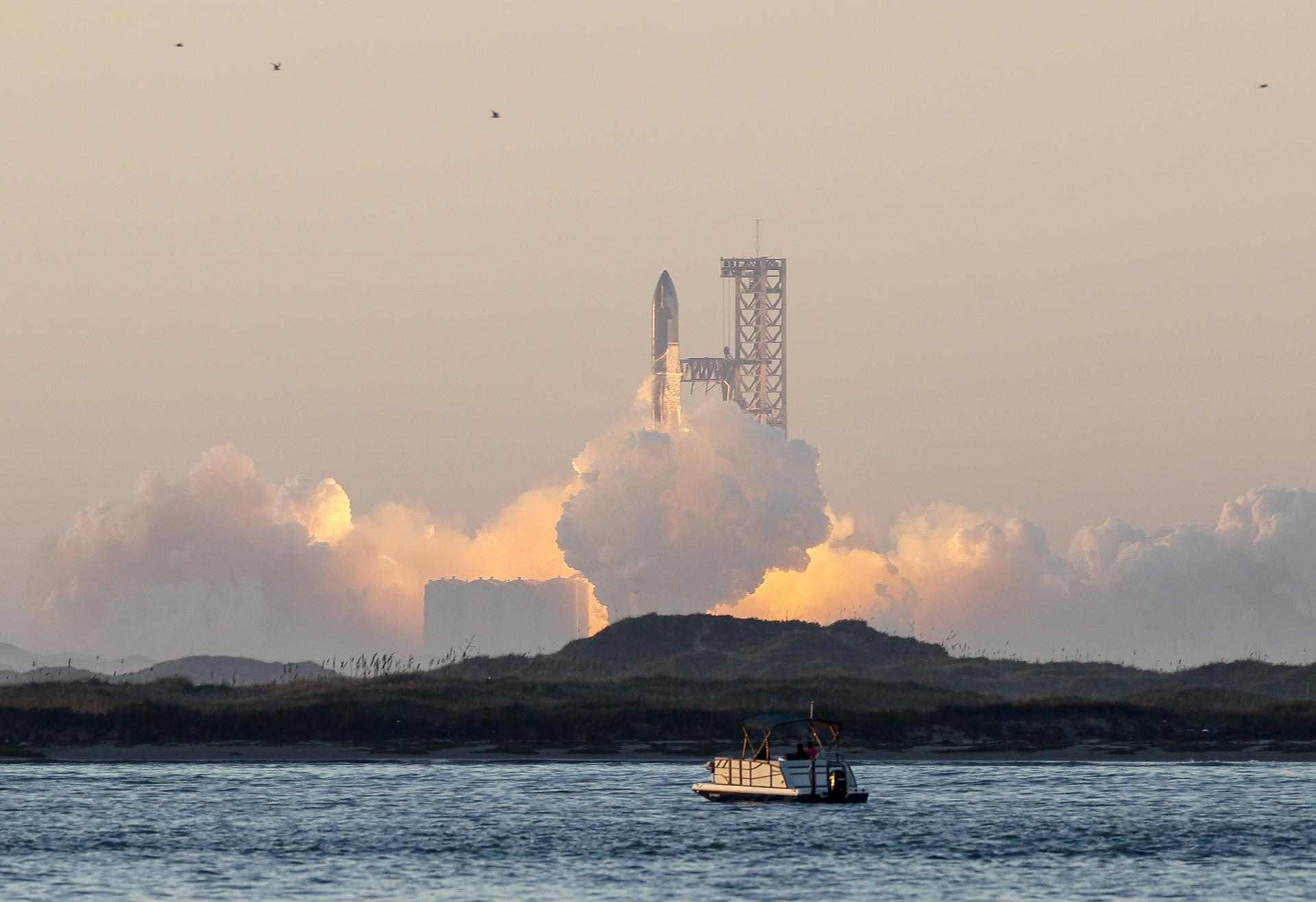 Despega con éxito el cohete Starship, el más grande de la historia, pero explota minutos después