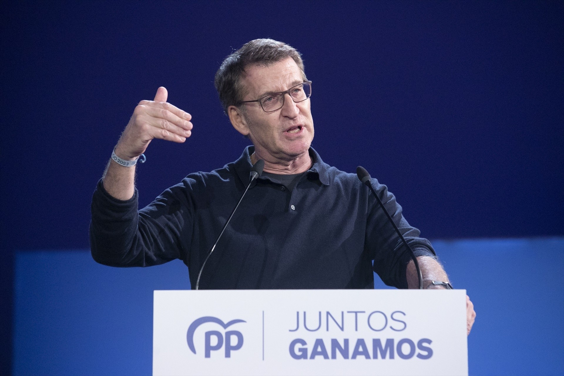 Feijóo carga contra el PSOE por reconocer a Puigdemont como exiliado