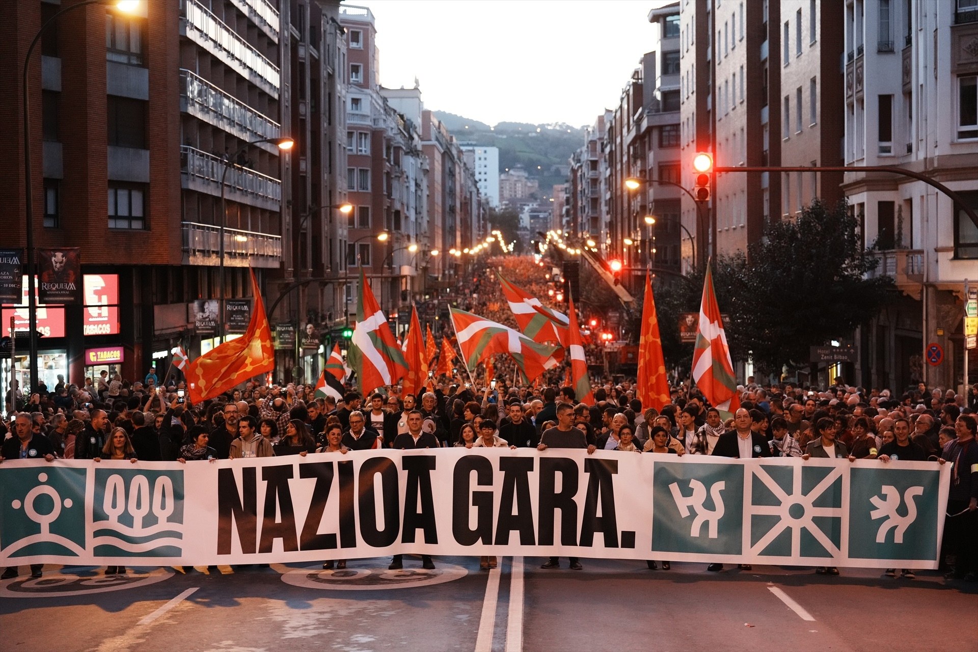 Miles de personas se manifiestan en Bilbao en defensa de la nación vasca