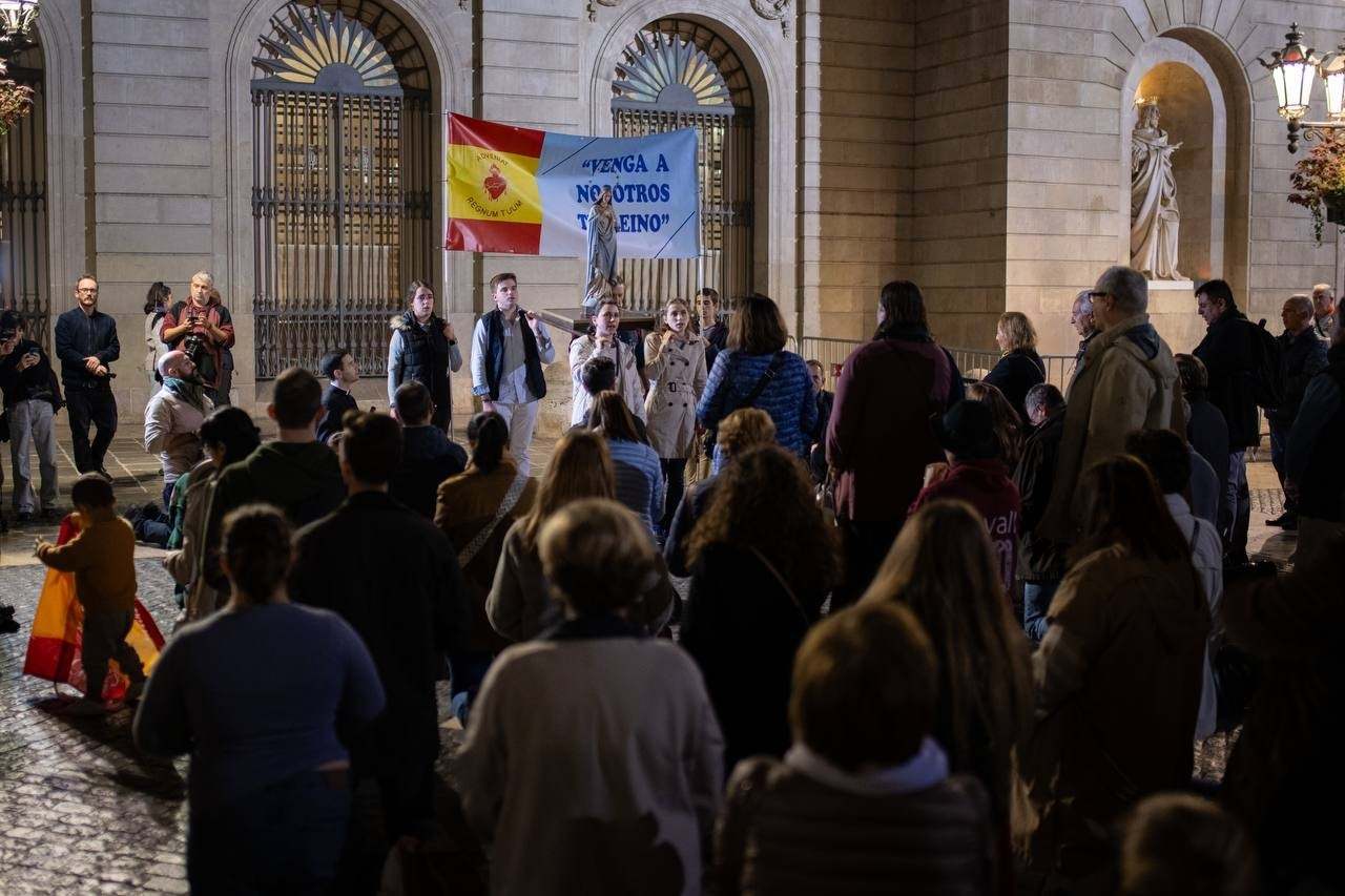 Un centenar de personas rezan el rosario contra la amnistía en la plaza de Sant Jaume