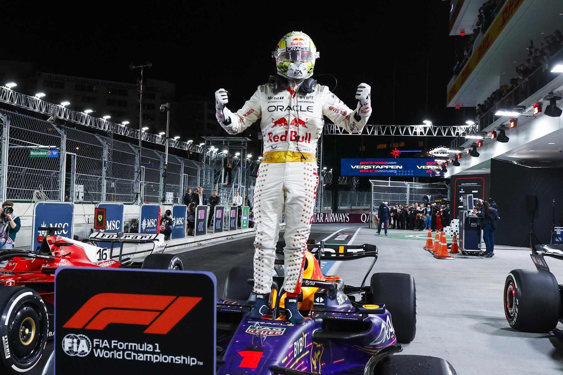 Max Verstappen gana en la ruleta de Las Vegas y despluman a Carlos Sainz y a Fernando Alonso