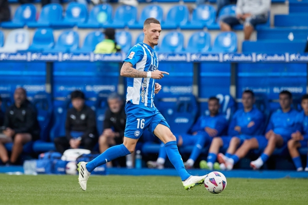 Rafa Marín cono la pelota en los píos durante un partido del Alavés / Foto: Europa Press